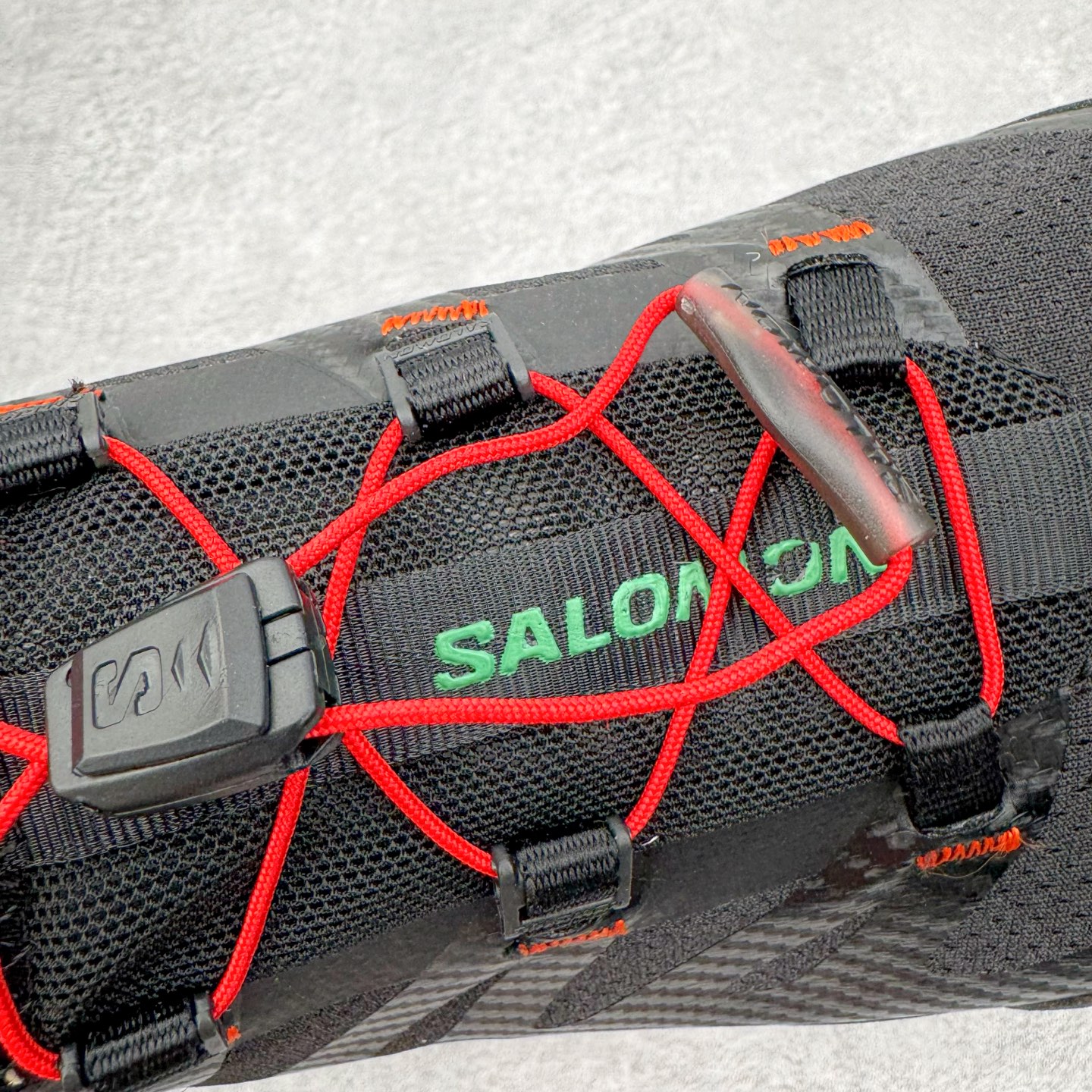 图片[15]-＃GX/绿X Salomon XT-4 OG Advanced 萨洛蒙系列低帮城市越野机能透气休闲运动鞋 鞋舌处附有迷你网眼袋收纳鞋绳以及下方的多色 Logo 标签 接着搭载奶油色 ACS 技术中底以及金色 TPU 塑料部件提升鞋款耐用性 中底与鞋面之间饰有海蓝色条状细节有效增添鞋款层次 最后应用黑色 Contragrip Chevron 外底完成鞋款设计 这次配色颇为高调 两款配色均以绚丽的渐变设计呈现 一款以粉紫渐变主打 另一款以黄绿渐变呈现 视觉效果相当吸睛 鞋面的使用玻璃纤维覆盖物加固 并通过细绳扣系带系统进行锁定 Salomon 的品牌logo 出现在脚后跟和前掌部位 中底虽然偏薄 但非常耐用 与模压塑料ACS 框架以及致密AC2 Muscle 鞋底单元结合 能够提供出色的支撑力和缓冲性 尺码：36 36.5 37.5 38 38.5 39 40 40.5 41 42 42.5 43 44 44.5 45-选品中心