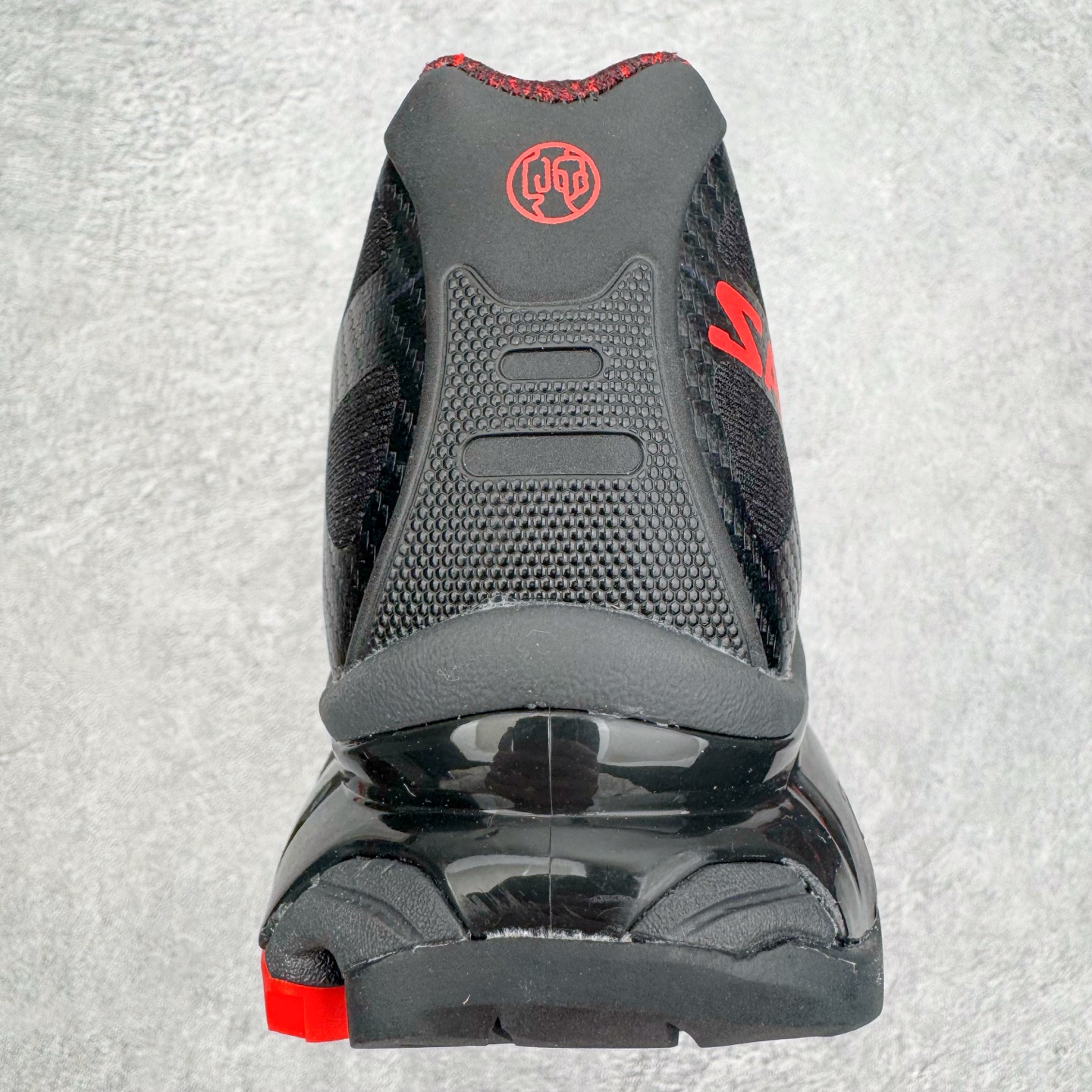 图片[8]-＃GX/绿X Salomon XT-4 OG Advanced 萨洛蒙系列低帮城市越野机能透气休闲运动鞋 鞋舌处附有迷你网眼袋收纳鞋绳以及下方的多色 Logo 标签 接着搭载奶油色 ACS 技术中底以及金色 TPU 塑料部件提升鞋款耐用性 中底与鞋面之间饰有海蓝色条状细节有效增添鞋款层次 最后应用黑色 Contragrip Chevron 外底完成鞋款设计 这次配色颇为高调 两款配色均以绚丽的渐变设计呈现 一款以粉紫渐变主打 另一款以黄绿渐变呈现 视觉效果相当吸睛 鞋面的使用玻璃纤维覆盖物加固 并通过细绳扣系带系统进行锁定 Salomon 的品牌logo 出现在脚后跟和前掌部位 中底虽然偏薄 但非常耐用 与模压塑料ACS 框架以及致密AC2 Muscle 鞋底单元结合 能够提供出色的支撑力和缓冲性 尺码：36 36.5 37.5 38 38.5 39 40 40.5 41 42 42.5 43 44 44.5 45-选品中心