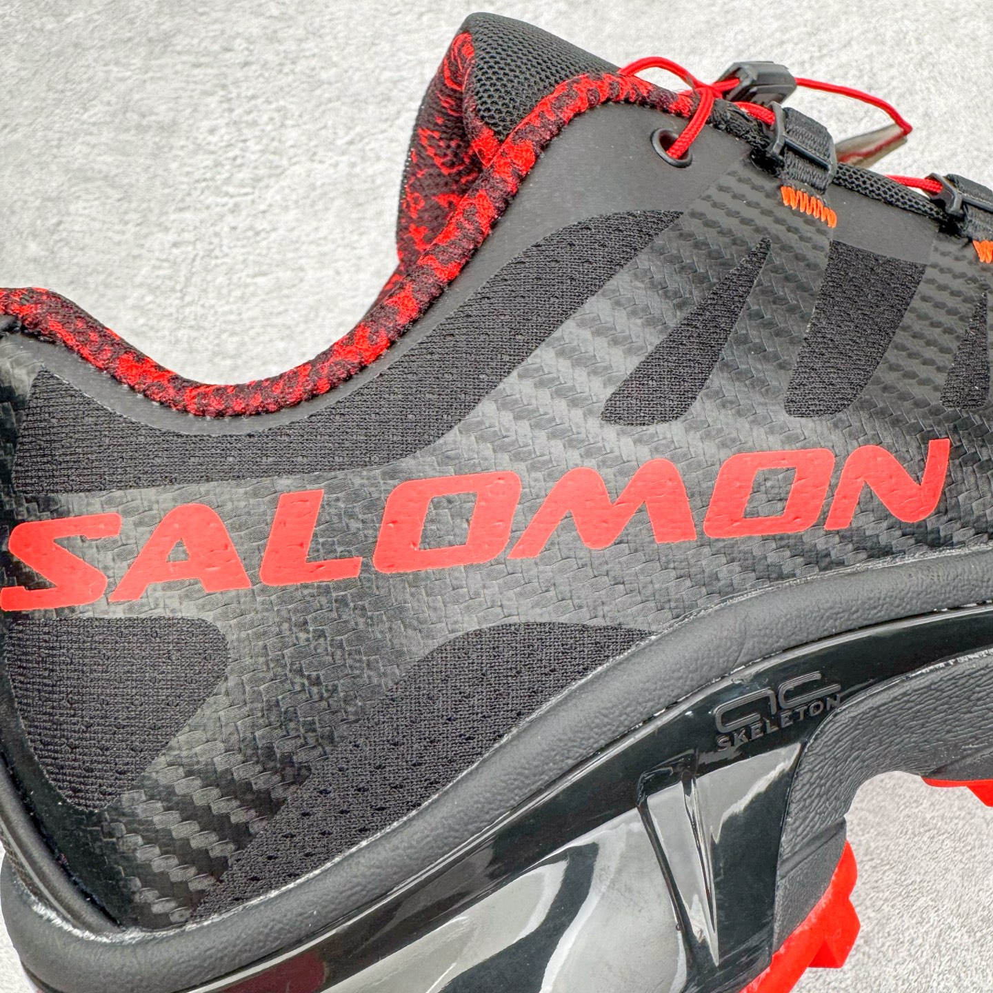 图片[19]-＃GX/绿X Salomon XT-4 OG Advanced 萨洛蒙系列低帮城市越野机能透气休闲运动鞋 鞋舌处附有迷你网眼袋收纳鞋绳以及下方的多色 Logo 标签 接着搭载奶油色 ACS 技术中底以及金色 TPU 塑料部件提升鞋款耐用性 中底与鞋面之间饰有海蓝色条状细节有效增添鞋款层次 最后应用黑色 Contragrip Chevron 外底完成鞋款设计 这次配色颇为高调 两款配色均以绚丽的渐变设计呈现 一款以粉紫渐变主打 另一款以黄绿渐变呈现 视觉效果相当吸睛 鞋面的使用玻璃纤维覆盖物加固 并通过细绳扣系带系统进行锁定 Salomon 的品牌logo 出现在脚后跟和前掌部位 中底虽然偏薄 但非常耐用 与模压塑料ACS 框架以及致密AC2 Muscle 鞋底单元结合 能够提供出色的支撑力和缓冲性 尺码：36 36.5 37.5 38 38.5 39 40 40.5 41 42 42.5 43 44 44.5 45-选品中心