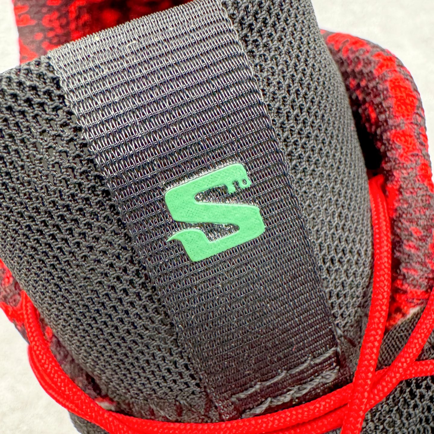 图片[14]-＃GX/绿X Salomon XT-4 OG Advanced 萨洛蒙系列低帮城市越野机能透气休闲运动鞋 鞋舌处附有迷你网眼袋收纳鞋绳以及下方的多色 Logo 标签 接着搭载奶油色 ACS 技术中底以及金色 TPU 塑料部件提升鞋款耐用性 中底与鞋面之间饰有海蓝色条状细节有效增添鞋款层次 最后应用黑色 Contragrip Chevron 外底完成鞋款设计 这次配色颇为高调 两款配色均以绚丽的渐变设计呈现 一款以粉紫渐变主打 另一款以黄绿渐变呈现 视觉效果相当吸睛 鞋面的使用玻璃纤维覆盖物加固 并通过细绳扣系带系统进行锁定 Salomon 的品牌logo 出现在脚后跟和前掌部位 中底虽然偏薄 但非常耐用 与模压塑料ACS 框架以及致密AC2 Muscle 鞋底单元结合 能够提供出色的支撑力和缓冲性 尺码：36 36.5 37.5 38 38.5 39 40 40.5 41 42 42.5 43 44 44.5 45-选品中心