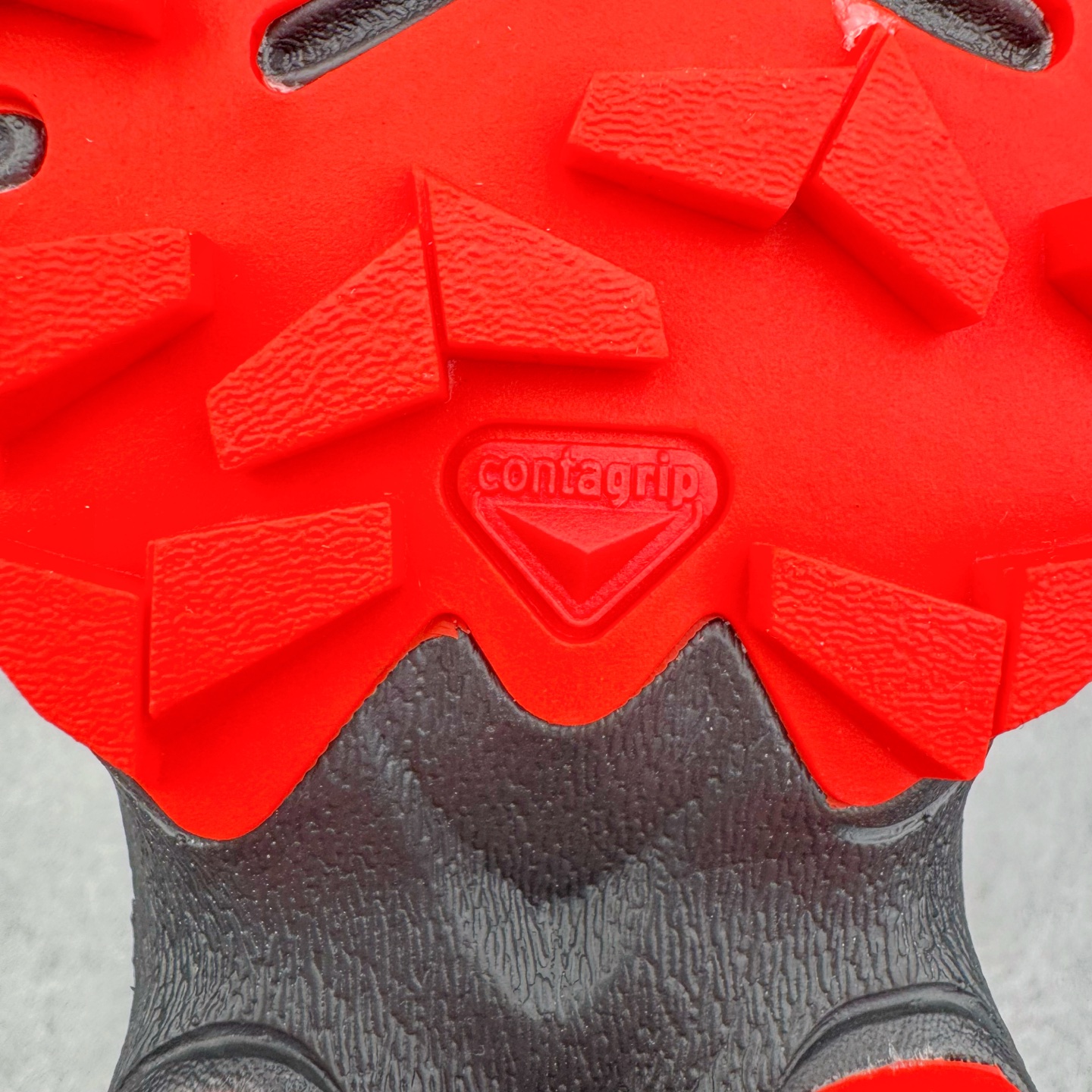 图片[21]-＃GX/绿X Salomon XT-4 OG Advanced 萨洛蒙系列低帮城市越野机能透气休闲运动鞋 鞋舌处附有迷你网眼袋收纳鞋绳以及下方的多色 Logo 标签 接着搭载奶油色 ACS 技术中底以及金色 TPU 塑料部件提升鞋款耐用性 中底与鞋面之间饰有海蓝色条状细节有效增添鞋款层次 最后应用黑色 Contragrip Chevron 外底完成鞋款设计 这次配色颇为高调 两款配色均以绚丽的渐变设计呈现 一款以粉紫渐变主打 另一款以黄绿渐变呈现 视觉效果相当吸睛 鞋面的使用玻璃纤维覆盖物加固 并通过细绳扣系带系统进行锁定 Salomon 的品牌logo 出现在脚后跟和前掌部位 中底虽然偏薄 但非常耐用 与模压塑料ACS 框架以及致密AC2 Muscle 鞋底单元结合 能够提供出色的支撑力和缓冲性 尺码：36 36.5 37.5 38 38.5 39 40 40.5 41 42 42.5 43 44 44.5 45-选品中心