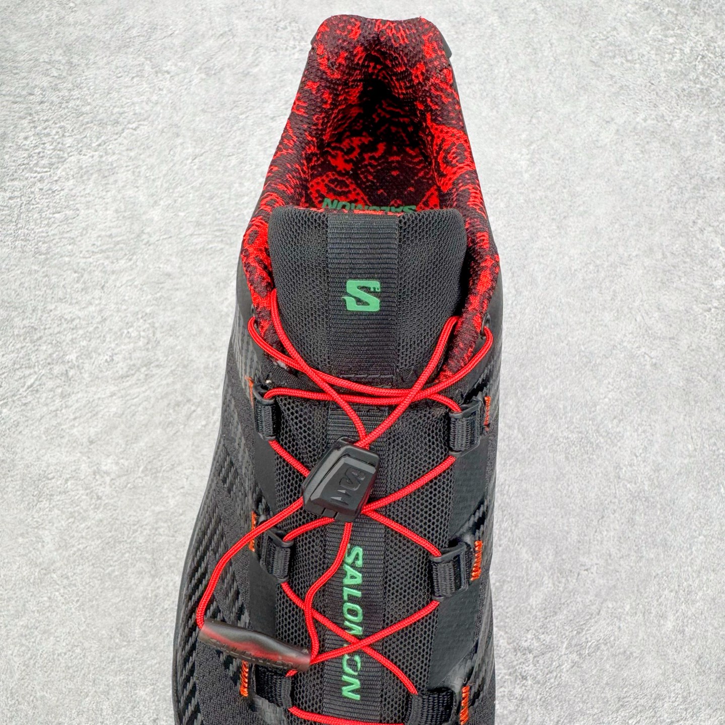 图片[5]-＃GX/绿X Salomon XT-4 OG Advanced 萨洛蒙系列低帮城市越野机能透气休闲运动鞋 鞋舌处附有迷你网眼袋收纳鞋绳以及下方的多色 Logo 标签 接着搭载奶油色 ACS 技术中底以及金色 TPU 塑料部件提升鞋款耐用性 中底与鞋面之间饰有海蓝色条状细节有效增添鞋款层次 最后应用黑色 Contragrip Chevron 外底完成鞋款设计 这次配色颇为高调 两款配色均以绚丽的渐变设计呈现 一款以粉紫渐变主打 另一款以黄绿渐变呈现 视觉效果相当吸睛 鞋面的使用玻璃纤维覆盖物加固 并通过细绳扣系带系统进行锁定 Salomon 的品牌logo 出现在脚后跟和前掌部位 中底虽然偏薄 但非常耐用 与模压塑料ACS 框架以及致密AC2 Muscle 鞋底单元结合 能够提供出色的支撑力和缓冲性 尺码：36 36.5 37.5 38 38.5 39 40 40.5 41 42 42.5 43 44 44.5 45-选品中心