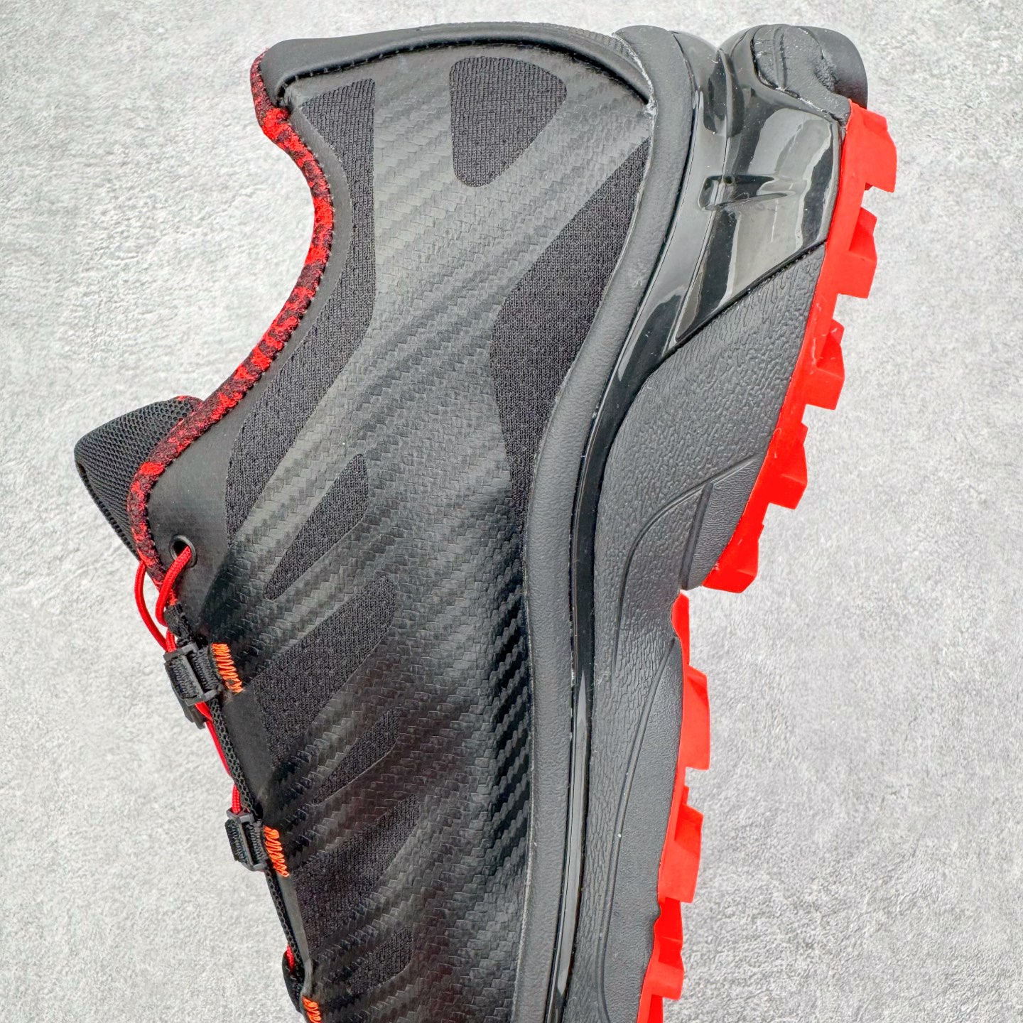 图片[7]-＃GX/绿X Salomon XT-4 OG Advanced 萨洛蒙系列低帮城市越野机能透气休闲运动鞋 鞋舌处附有迷你网眼袋收纳鞋绳以及下方的多色 Logo 标签 接着搭载奶油色 ACS 技术中底以及金色 TPU 塑料部件提升鞋款耐用性 中底与鞋面之间饰有海蓝色条状细节有效增添鞋款层次 最后应用黑色 Contragrip Chevron 外底完成鞋款设计 这次配色颇为高调 两款配色均以绚丽的渐变设计呈现 一款以粉紫渐变主打 另一款以黄绿渐变呈现 视觉效果相当吸睛 鞋面的使用玻璃纤维覆盖物加固 并通过细绳扣系带系统进行锁定 Salomon 的品牌logo 出现在脚后跟和前掌部位 中底虽然偏薄 但非常耐用 与模压塑料ACS 框架以及致密AC2 Muscle 鞋底单元结合 能够提供出色的支撑力和缓冲性 尺码：36 36.5 37.5 38 38.5 39 40 40.5 41 42 42.5 43 44 44.5 45-选品中心