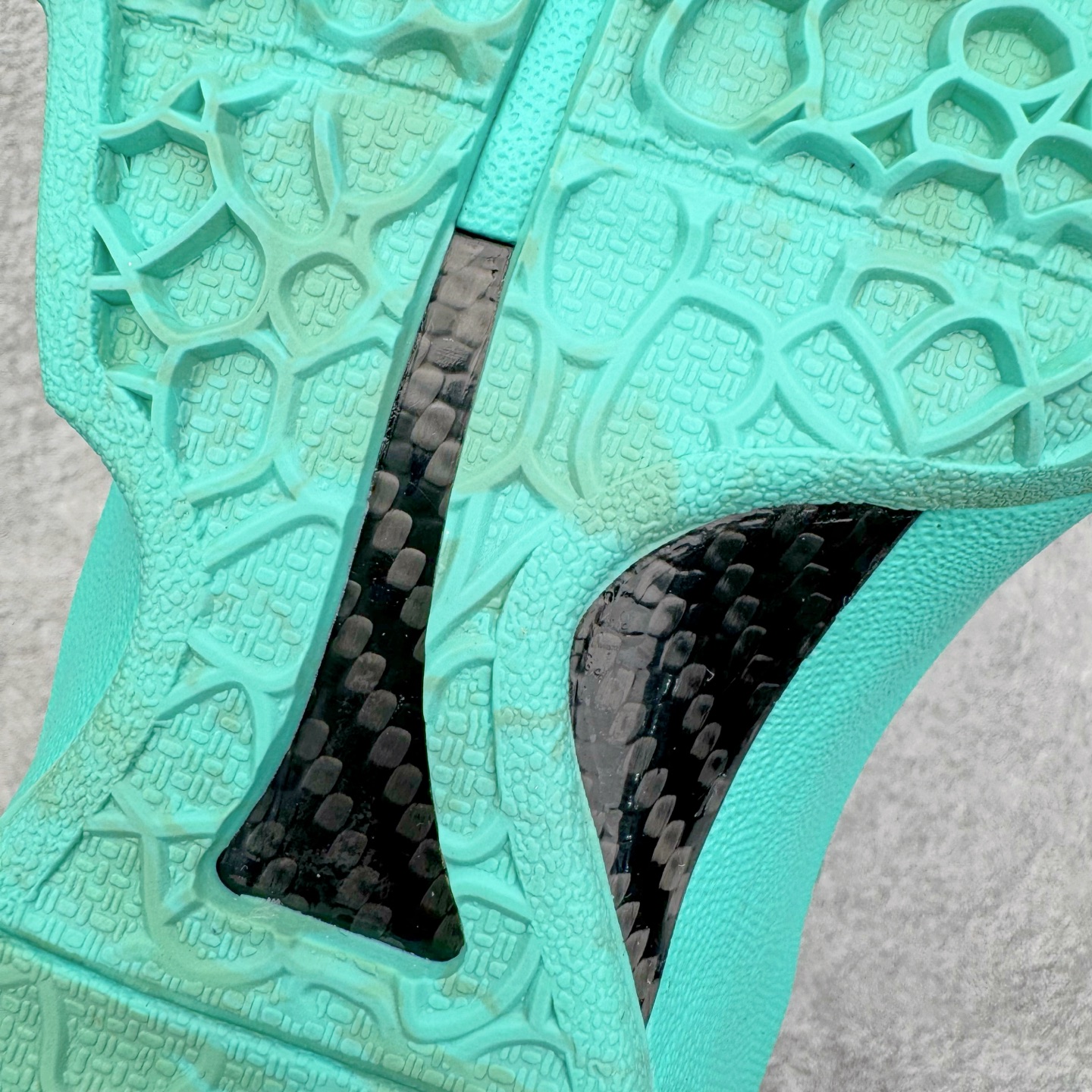 图片[18]-＃灭世海外版 NK Zoom Kobe 6 Protro 科比六代 杰伦布伦森 自由女神 IO5774-300 纯原海外版气垫品质吊打各路纯原 气压➕耐久双重保障 前掌ZOOM TURBO➕后掌马蹄Zoom 后掌澎湃脚感无出其右 全套冲刀改版 鞋型还原度95% 宽脚选手必入货品 鞋头2.5mm上翘空间 不挤脚 完美释放脚趾活动空间 正码正拍 脚型适配性 市场最强没有之一 鞋面工艺全新升级 100%对标正品 原厂聚氨酯蛇鳞 珠光密度同步正品 Swoosh喷漆工艺 还原度接近100% 全新后跟TPU模具 正确S型弧度 区分市场纯原（市场纯原采用公版模具 后跟TPU几乎无弧度）国产天花板橡胶配方 抓地力爆炸 海外口碑炸裂 鞋舌LOGO正确内嵌压印 原厂碳板 正确原盒 厚积薄发 王者归来 拒绝杀猪 拒绝套路 灭世纯原海外版科比系列 致力打造实战第一标杆 尺码：39-47.5 全新模具 正码正拍-选品中心