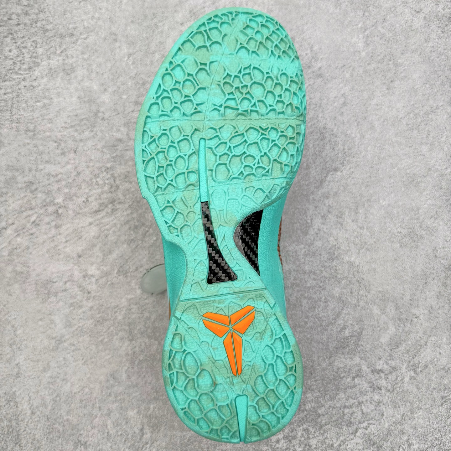 图片[9]-＃灭世海外版 NK Zoom Kobe 6 Protro 科比六代 杰伦布伦森 自由女神 IO5774-300 纯原海外版气垫品质吊打各路纯原 气压➕耐久双重保障 前掌ZOOM TURBO➕后掌马蹄Zoom 后掌澎湃脚感无出其右 全套冲刀改版 鞋型还原度95% 宽脚选手必入货品 鞋头2.5mm上翘空间 不挤脚 完美释放脚趾活动空间 正码正拍 脚型适配性 市场最强没有之一 鞋面工艺全新升级 100%对标正品 原厂聚氨酯蛇鳞 珠光密度同步正品 Swoosh喷漆工艺 还原度接近100% 全新后跟TPU模具 正确S型弧度 区分市场纯原（市场纯原采用公版模具 后跟TPU几乎无弧度）国产天花板橡胶配方 抓地力爆炸 海外口碑炸裂 鞋舌LOGO正确内嵌压印 原厂碳板 正确原盒 厚积薄发 王者归来 拒绝杀猪 拒绝套路 灭世纯原海外版科比系列 致力打造实战第一标杆 尺码：39-47.5 全新模具 正码正拍-选品中心