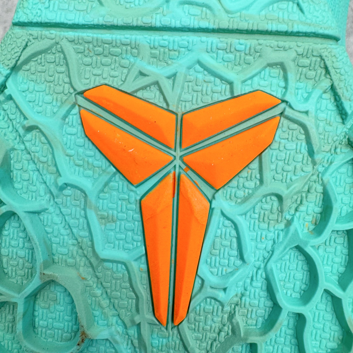 图片[19]-＃灭世海外版 NK Zoom Kobe 6 Protro 科比六代 杰伦布伦森 自由女神 IO5774-300 纯原海外版气垫品质吊打各路纯原 气压➕耐久双重保障 前掌ZOOM TURBO➕后掌马蹄Zoom 后掌澎湃脚感无出其右 全套冲刀改版 鞋型还原度95% 宽脚选手必入货品 鞋头2.5mm上翘空间 不挤脚 完美释放脚趾活动空间 正码正拍 脚型适配性 市场最强没有之一 鞋面工艺全新升级 100%对标正品 原厂聚氨酯蛇鳞 珠光密度同步正品 Swoosh喷漆工艺 还原度接近100% 全新后跟TPU模具 正确S型弧度 区分市场纯原（市场纯原采用公版模具 后跟TPU几乎无弧度）国产天花板橡胶配方 抓地力爆炸 海外口碑炸裂 鞋舌LOGO正确内嵌压印 原厂碳板 正确原盒 厚积薄发 王者归来 拒绝杀猪 拒绝套路 灭世纯原海外版科比系列 致力打造实战第一标杆 尺码：39-47.5 全新模具 正码正拍-选品中心