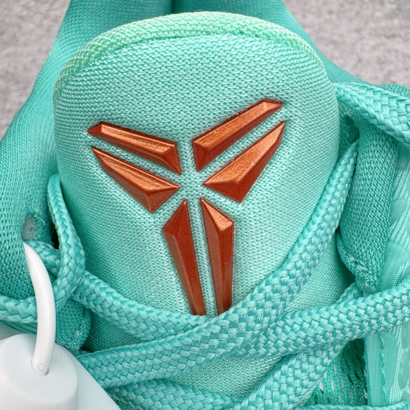 图片[12]-＃灭世海外版 NK Zoom Kobe 6 Protro 科比六代 杰伦布伦森 自由女神 IO5774-300 纯原海外版气垫品质吊打各路纯原 气压➕耐久双重保障 前掌ZOOM TURBO➕后掌马蹄Zoom 后掌澎湃脚感无出其右 全套冲刀改版 鞋型还原度95% 宽脚选手必入货品 鞋头2.5mm上翘空间 不挤脚 完美释放脚趾活动空间 正码正拍 脚型适配性 市场最强没有之一 鞋面工艺全新升级 100%对标正品 原厂聚氨酯蛇鳞 珠光密度同步正品 Swoosh喷漆工艺 还原度接近100% 全新后跟TPU模具 正确S型弧度 区分市场纯原（市场纯原采用公版模具 后跟TPU几乎无弧度）国产天花板橡胶配方 抓地力爆炸 海外口碑炸裂 鞋舌LOGO正确内嵌压印 原厂碳板 正确原盒 厚积薄发 王者归来 拒绝杀猪 拒绝套路 灭世纯原海外版科比系列 致力打造实战第一标杆 尺码：39-47.5 全新模具 正码正拍-选品中心