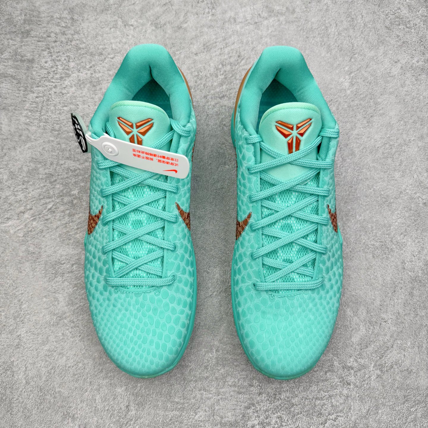 图片[2]-＃灭世海外版 NK Zoom Kobe 6 Protro 科比六代 杰伦布伦森 自由女神 IO5774-300 纯原海外版气垫品质吊打各路纯原 气压➕耐久双重保障 前掌ZOOM TURBO➕后掌马蹄Zoom 后掌澎湃脚感无出其右 全套冲刀改版 鞋型还原度95% 宽脚选手必入货品 鞋头2.5mm上翘空间 不挤脚 完美释放脚趾活动空间 正码正拍 脚型适配性 市场最强没有之一 鞋面工艺全新升级 100%对标正品 原厂聚氨酯蛇鳞 珠光密度同步正品 Swoosh喷漆工艺 还原度接近100% 全新后跟TPU模具 正确S型弧度 区分市场纯原（市场纯原采用公版模具 后跟TPU几乎无弧度）国产天花板橡胶配方 抓地力爆炸 海外口碑炸裂 鞋舌LOGO正确内嵌压印 原厂碳板 正确原盒 厚积薄发 王者归来 拒绝杀猪 拒绝套路 灭世纯原海外版科比系列 致力打造实战第一标杆 尺码：39-47.5 全新模具 正码正拍-选品中心