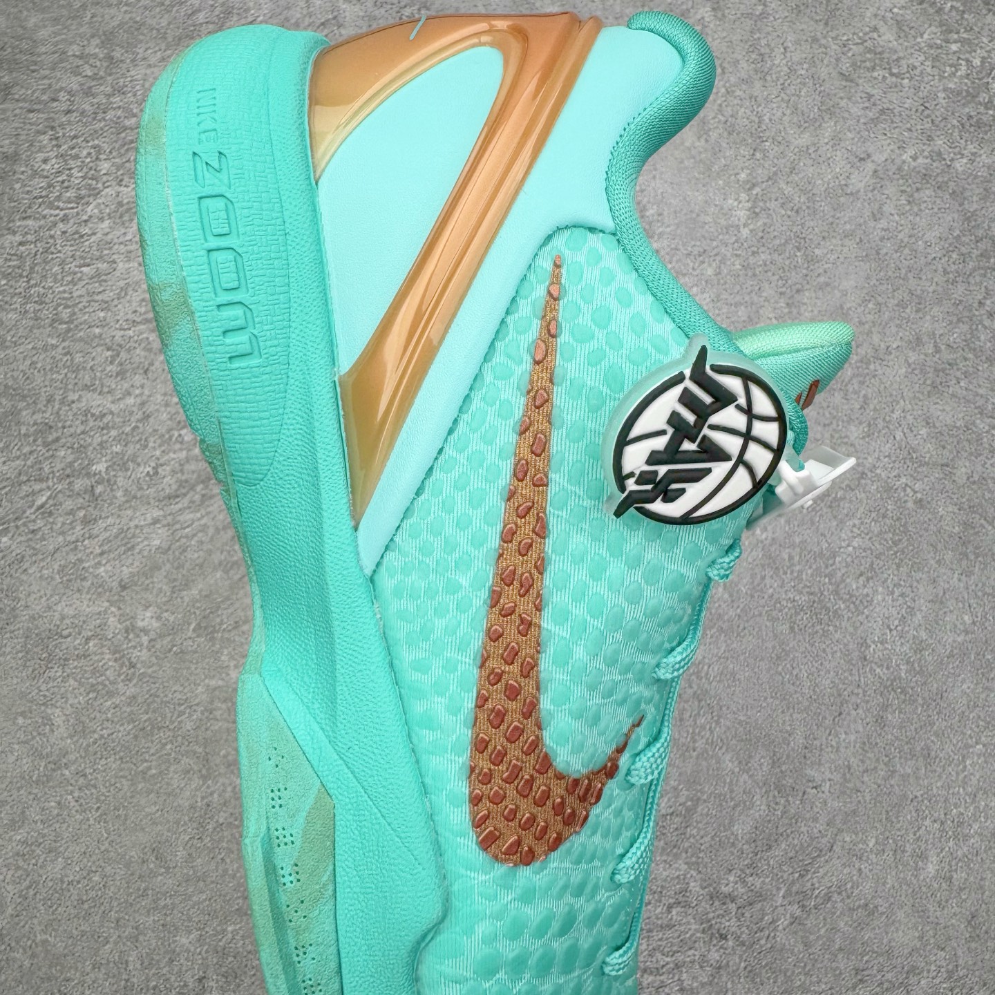 图片[6]-＃灭世海外版 NK Zoom Kobe 6 Protro 科比六代 杰伦布伦森 自由女神 IO5774-300 纯原海外版气垫品质吊打各路纯原 气压➕耐久双重保障 前掌ZOOM TURBO➕后掌马蹄Zoom 后掌澎湃脚感无出其右 全套冲刀改版 鞋型还原度95% 宽脚选手必入货品 鞋头2.5mm上翘空间 不挤脚 完美释放脚趾活动空间 正码正拍 脚型适配性 市场最强没有之一 鞋面工艺全新升级 100%对标正品 原厂聚氨酯蛇鳞 珠光密度同步正品 Swoosh喷漆工艺 还原度接近100% 全新后跟TPU模具 正确S型弧度 区分市场纯原（市场纯原采用公版模具 后跟TPU几乎无弧度）国产天花板橡胶配方 抓地力爆炸 海外口碑炸裂 鞋舌LOGO正确内嵌压印 原厂碳板 正确原盒 厚积薄发 王者归来 拒绝杀猪 拒绝套路 灭世纯原海外版科比系列 致力打造实战第一标杆 尺码：39-47.5 全新模具 正码正拍-选品中心