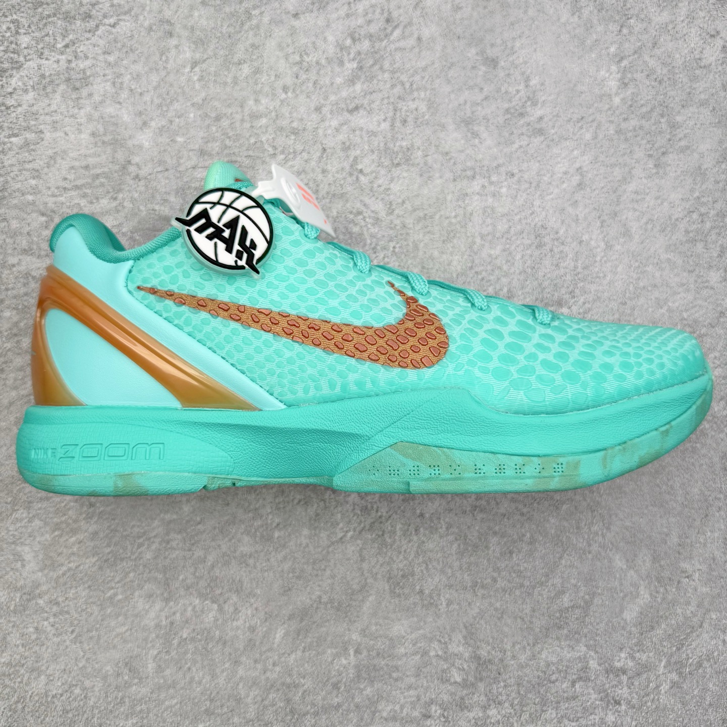 ＃灭世海外版 NK Zoom Kobe 6 Protro 科比六代 杰伦布伦森 自由女神 IO5774-300 纯原海外版气垫品质吊打各路纯原 气压➕耐久双重保障 前掌ZOOM TURBO➕后掌马蹄Zoom 后掌澎湃脚感无出其右 全套冲刀改版 鞋型还原度95% 宽脚选手必入货品 鞋头2.5mm上翘空间 不挤脚 完美释放脚趾活动空间 正码正拍 脚型适配性 市场最强没有之一 鞋面工艺全新升级 100%对标正品 原厂聚氨酯蛇鳞 珠光密度同步正品 Swoosh喷漆工艺 还原度接近100% 全新后跟TPU模具 正确S型弧度 区分市场纯原（市场纯原采用公版模具 后跟TPU几乎无弧度）国产天花板橡胶配方 抓地力爆炸 海外口碑炸裂 鞋舌LOGO正确内嵌压印 原厂碳板 正确原盒 厚积薄发 王者归来 拒绝杀猪 拒绝套路 灭世纯原海外版科比系列 致力打造实战第一标杆 尺码：39-47.5 全新模具 正码正拍-选品中心