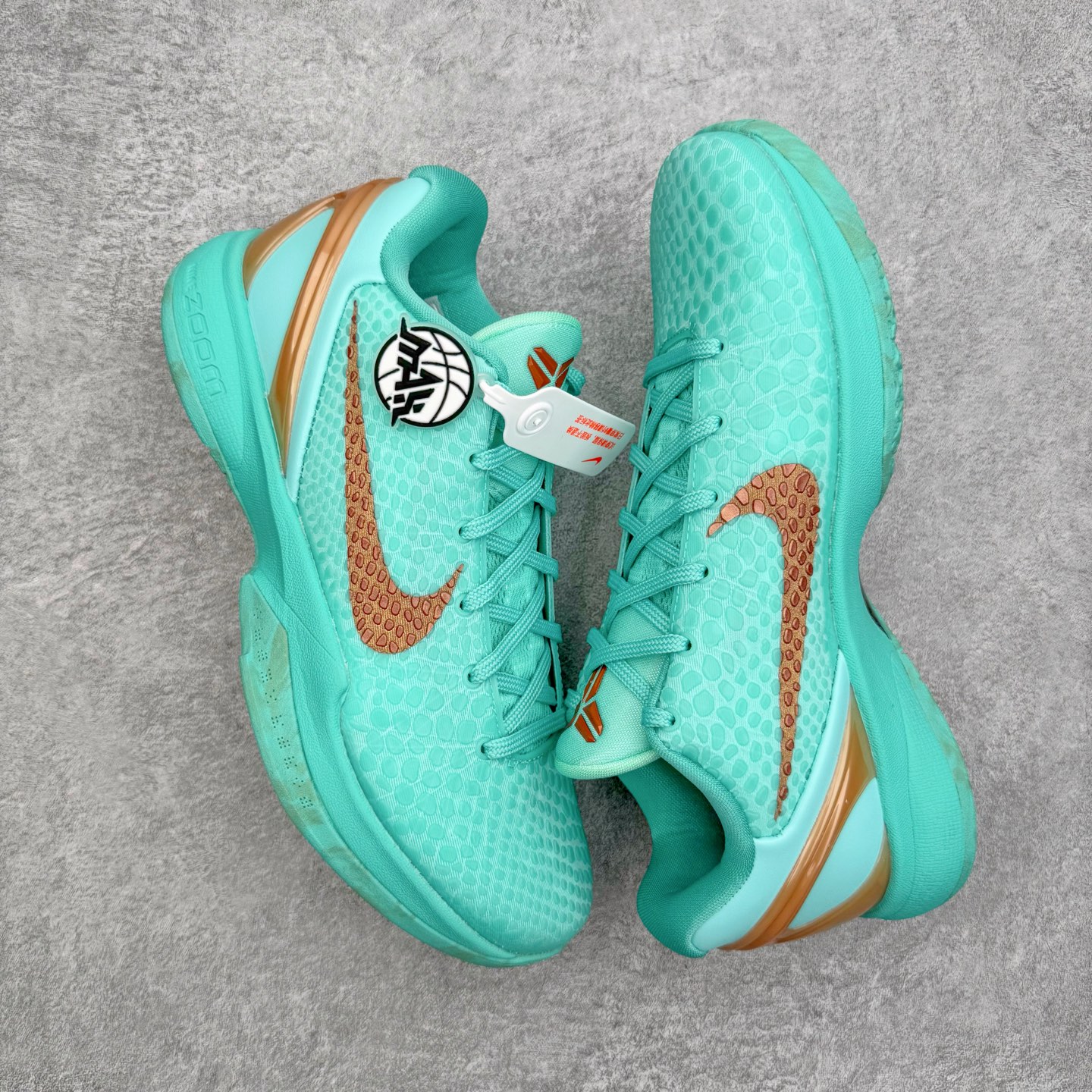 图片[3]-＃灭世海外版 NK Zoom Kobe 6 Protro 科比六代 杰伦布伦森 自由女神 IO5774-300 纯原海外版气垫品质吊打各路纯原 气压➕耐久双重保障 前掌ZOOM TURBO➕后掌马蹄Zoom 后掌澎湃脚感无出其右 全套冲刀改版 鞋型还原度95% 宽脚选手必入货品 鞋头2.5mm上翘空间 不挤脚 完美释放脚趾活动空间 正码正拍 脚型适配性 市场最强没有之一 鞋面工艺全新升级 100%对标正品 原厂聚氨酯蛇鳞 珠光密度同步正品 Swoosh喷漆工艺 还原度接近100% 全新后跟TPU模具 正确S型弧度 区分市场纯原（市场纯原采用公版模具 后跟TPU几乎无弧度）国产天花板橡胶配方 抓地力爆炸 海外口碑炸裂 鞋舌LOGO正确内嵌压印 原厂碳板 正确原盒 厚积薄发 王者归来 拒绝杀猪 拒绝套路 灭世纯原海外版科比系列 致力打造实战第一标杆 尺码：39-47.5 全新模具 正码正拍-选品中心