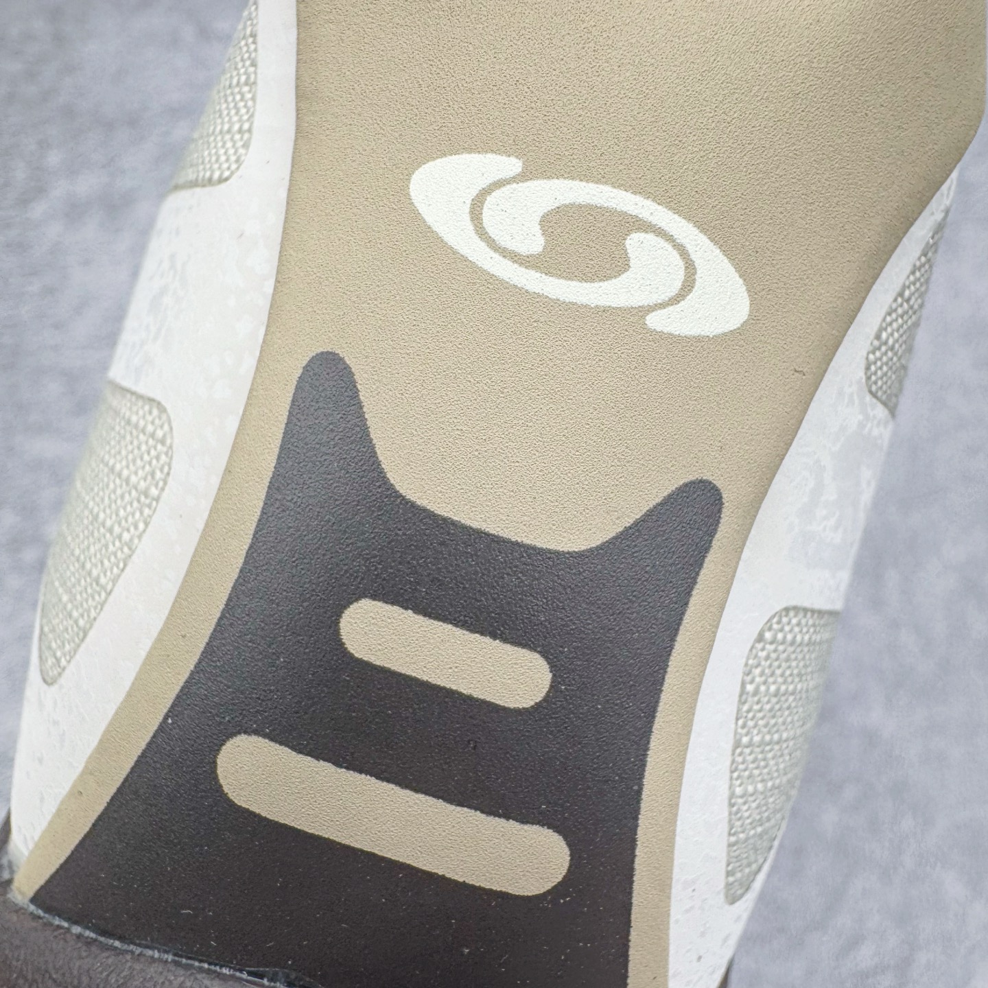 图片[14]-＃GX/绿X Salomon XT-4 OG Advanced 萨洛蒙系列低帮城市越野机能透气休闲运动鞋 鞋舌处附有迷你网眼袋收纳鞋绳以及下方的多色 Logo 标签 接着搭载奶油色 ACS 技术中底以及金色 TPU 塑料部件提升鞋款耐用性 中底与鞋面之间饰有海蓝色条状细节有效增添鞋款层次 最后应用黑色 Contragrip Chevron 外底完成鞋款设计 这次配色颇为高调 两款配色均以绚丽的渐变设计呈现 一款以粉紫渐变主打 另一款以黄绿渐变呈现 视觉效果相当吸睛 鞋面的使用玻璃纤维覆盖物加固 并通过细绳扣系带系统进行锁定 Salomon 的品牌logo 出现在脚后跟和前掌部位 中底虽然偏薄 但非常耐用 与模压塑料ACS 框架以及致密AC2 Muscle 鞋底单元结合 能够提供出色的支撑力和缓冲性 尺码：36 36.5 37.5 38 38.5 39 40 40.5 41 42 42.5 43 44 44.5 45-选品中心