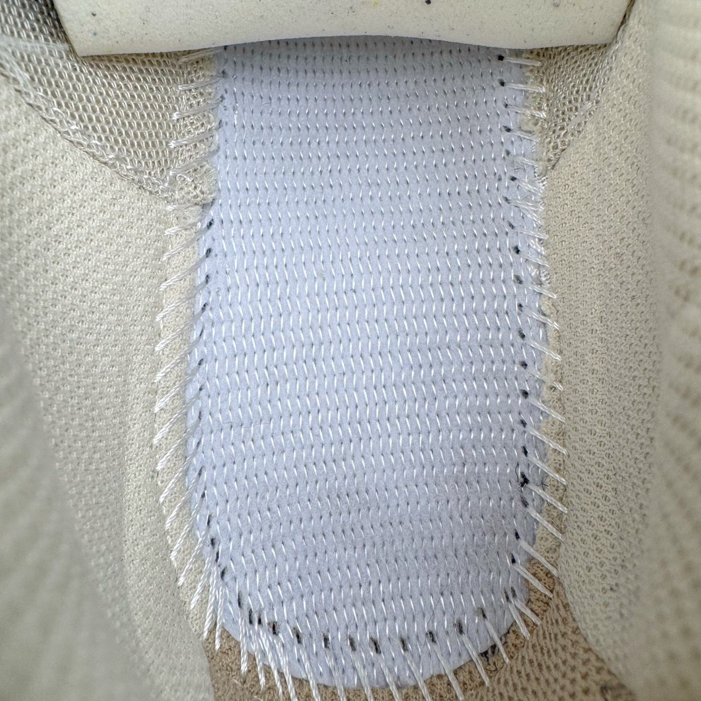 图片[10]-＃GX/绿X Salomon XT-4 OG Advanced 萨洛蒙系列低帮城市越野机能透气休闲运动鞋 鞋舌处附有迷你网眼袋收纳鞋绳以及下方的多色 Logo 标签 接着搭载奶油色 ACS 技术中底以及金色 TPU 塑料部件提升鞋款耐用性 中底与鞋面之间饰有海蓝色条状细节有效增添鞋款层次 最后应用黑色 Contragrip Chevron 外底完成鞋款设计 这次配色颇为高调 两款配色均以绚丽的渐变设计呈现 一款以粉紫渐变主打 另一款以黄绿渐变呈现 视觉效果相当吸睛 鞋面的使用玻璃纤维覆盖物加固 并通过细绳扣系带系统进行锁定 Salomon 的品牌logo 出现在脚后跟和前掌部位 中底虽然偏薄 但非常耐用 与模压塑料ACS 框架以及致密AC2 Muscle 鞋底单元结合 能够提供出色的支撑力和缓冲性 尺码：36 36.5 37.5 38 38.5 39 40 40.5 41 42 42.5 43 44 44.5 45-选品中心