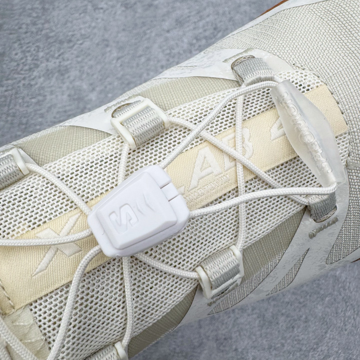 图片[12]-＃GX/绿X Salomon XT-4 OG Advanced 萨洛蒙系列低帮城市越野机能透气休闲运动鞋 鞋舌处附有迷你网眼袋收纳鞋绳以及下方的多色 Logo 标签 接着搭载奶油色 ACS 技术中底以及金色 TPU 塑料部件提升鞋款耐用性 中底与鞋面之间饰有海蓝色条状细节有效增添鞋款层次 最后应用黑色 Contragrip Chevron 外底完成鞋款设计 这次配色颇为高调 两款配色均以绚丽的渐变设计呈现 一款以粉紫渐变主打 另一款以黄绿渐变呈现 视觉效果相当吸睛 鞋面的使用玻璃纤维覆盖物加固 并通过细绳扣系带系统进行锁定 Salomon 的品牌logo 出现在脚后跟和前掌部位 中底虽然偏薄 但非常耐用 与模压塑料ACS 框架以及致密AC2 Muscle 鞋底单元结合 能够提供出色的支撑力和缓冲性 尺码：36 36.5 37.5 38 38.5 39 40 40.5 41 42 42.5 43 44 44.5 45-选品中心