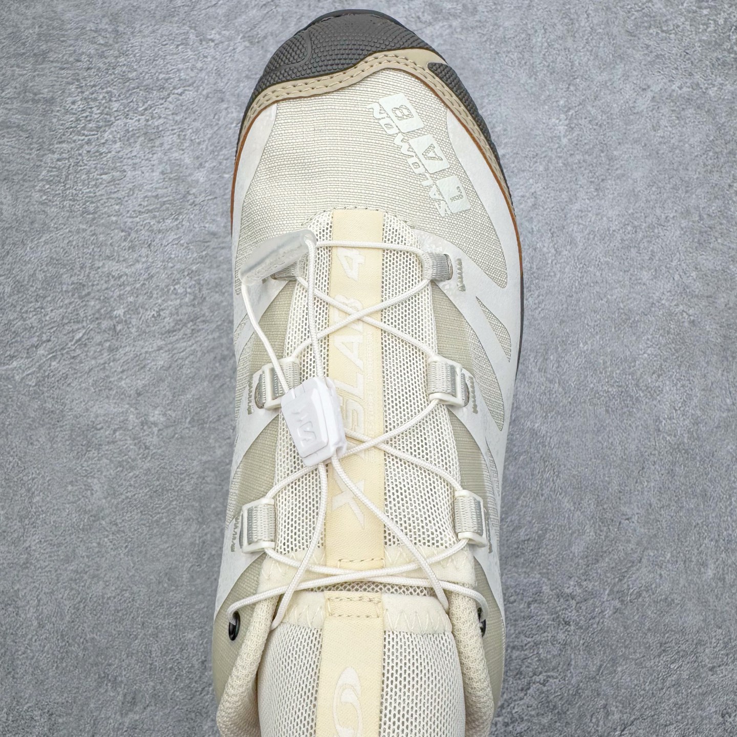 图片[4]-＃GX/绿X Salomon XT-4 OG Advanced 萨洛蒙系列低帮城市越野机能透气休闲运动鞋 鞋舌处附有迷你网眼袋收纳鞋绳以及下方的多色 Logo 标签 接着搭载奶油色 ACS 技术中底以及金色 TPU 塑料部件提升鞋款耐用性 中底与鞋面之间饰有海蓝色条状细节有效增添鞋款层次 最后应用黑色 Contragrip Chevron 外底完成鞋款设计 这次配色颇为高调 两款配色均以绚丽的渐变设计呈现 一款以粉紫渐变主打 另一款以黄绿渐变呈现 视觉效果相当吸睛 鞋面的使用玻璃纤维覆盖物加固 并通过细绳扣系带系统进行锁定 Salomon 的品牌logo 出现在脚后跟和前掌部位 中底虽然偏薄 但非常耐用 与模压塑料ACS 框架以及致密AC2 Muscle 鞋底单元结合 能够提供出色的支撑力和缓冲性 尺码：36 36.5 37.5 38 38.5 39 40 40.5 41 42 42.5 43 44 44.5 45-选品中心