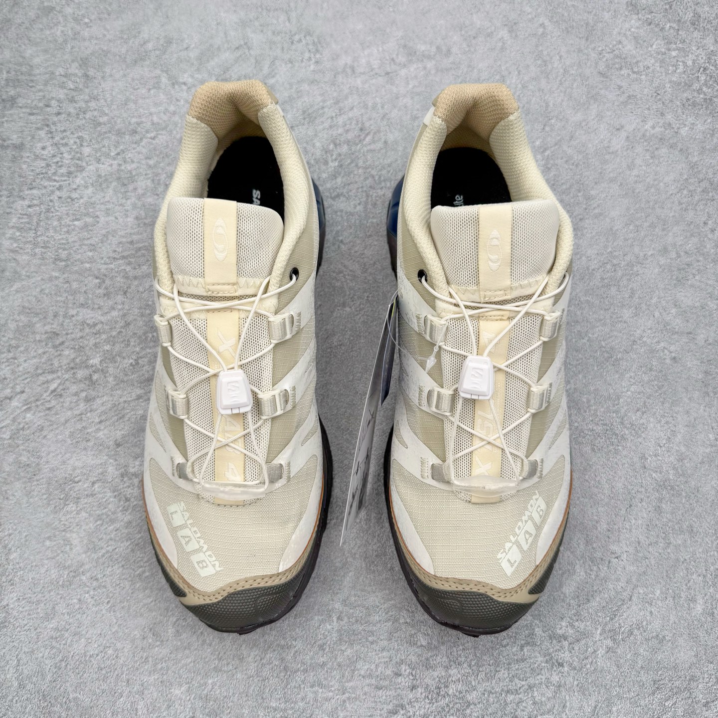 图片[2]-＃GX/绿X Salomon XT-4 OG Advanced 萨洛蒙系列低帮城市越野机能透气休闲运动鞋 鞋舌处附有迷你网眼袋收纳鞋绳以及下方的多色 Logo 标签 接着搭载奶油色 ACS 技术中底以及金色 TPU 塑料部件提升鞋款耐用性 中底与鞋面之间饰有海蓝色条状细节有效增添鞋款层次 最后应用黑色 Contragrip Chevron 外底完成鞋款设计 这次配色颇为高调 两款配色均以绚丽的渐变设计呈现 一款以粉紫渐变主打 另一款以黄绿渐变呈现 视觉效果相当吸睛 鞋面的使用玻璃纤维覆盖物加固 并通过细绳扣系带系统进行锁定 Salomon 的品牌logo 出现在脚后跟和前掌部位 中底虽然偏薄 但非常耐用 与模压塑料ACS 框架以及致密AC2 Muscle 鞋底单元结合 能够提供出色的支撑力和缓冲性 尺码：36 36.5 37.5 38 38.5 39 40 40.5 41 42 42.5 43 44 44.5 45-选品中心