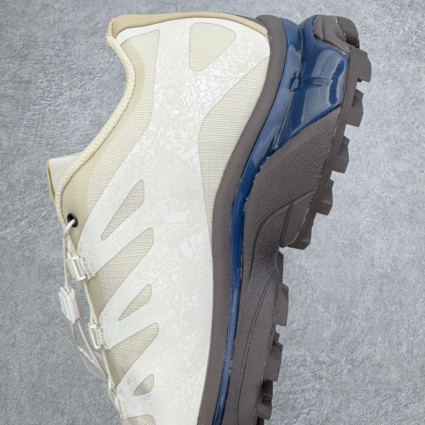 图片[7]-＃GX/绿X Salomon XT-4 OG Advanced 萨洛蒙系列低帮城市越野机能透气休闲运动鞋 鞋舌处附有迷你网眼袋收纳鞋绳以及下方的多色 Logo 标签 接着搭载奶油色 ACS 技术中底以及金色 TPU 塑料部件提升鞋款耐用性 中底与鞋面之间饰有海蓝色条状细节有效增添鞋款层次 最后应用黑色 Contragrip Chevron 外底完成鞋款设计 这次配色颇为高调 两款配色均以绚丽的渐变设计呈现 一款以粉紫渐变主打 另一款以黄绿渐变呈现 视觉效果相当吸睛 鞋面的使用玻璃纤维覆盖物加固 并通过细绳扣系带系统进行锁定 Salomon 的品牌logo 出现在脚后跟和前掌部位 中底虽然偏薄 但非常耐用 与模压塑料ACS 框架以及致密AC2 Muscle 鞋底单元结合 能够提供出色的支撑力和缓冲性 尺码：36 36.5 37.5 38 38.5 39 40 40.5 41 42 42.5 43 44 44.5 45-选品中心