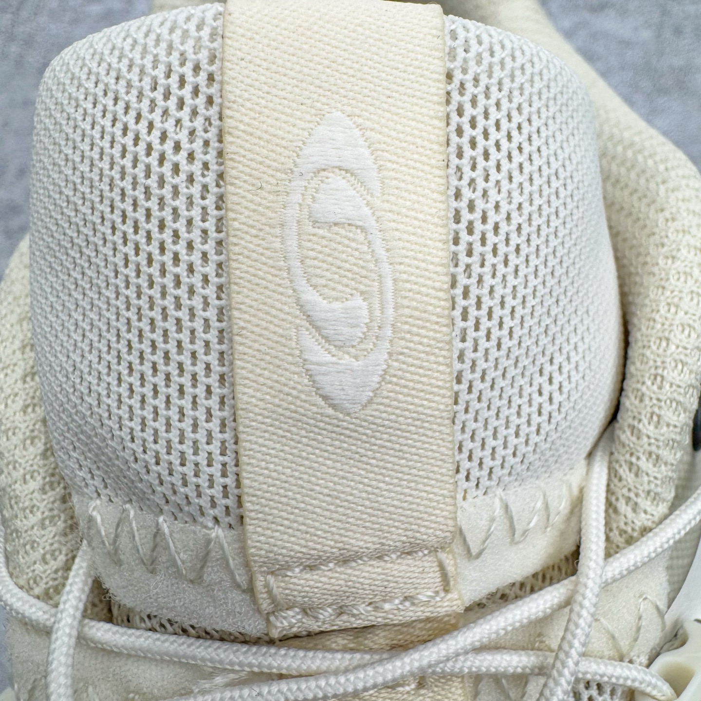 图片[11]-＃GX/绿X Salomon XT-4 OG Advanced 萨洛蒙系列低帮城市越野机能透气休闲运动鞋 鞋舌处附有迷你网眼袋收纳鞋绳以及下方的多色 Logo 标签 接着搭载奶油色 ACS 技术中底以及金色 TPU 塑料部件提升鞋款耐用性 中底与鞋面之间饰有海蓝色条状细节有效增添鞋款层次 最后应用黑色 Contragrip Chevron 外底完成鞋款设计 这次配色颇为高调 两款配色均以绚丽的渐变设计呈现 一款以粉紫渐变主打 另一款以黄绿渐变呈现 视觉效果相当吸睛 鞋面的使用玻璃纤维覆盖物加固 并通过细绳扣系带系统进行锁定 Salomon 的品牌logo 出现在脚后跟和前掌部位 中底虽然偏薄 但非常耐用 与模压塑料ACS 框架以及致密AC2 Muscle 鞋底单元结合 能够提供出色的支撑力和缓冲性 尺码：36 36.5 37.5 38 38.5 39 40 40.5 41 42 42.5 43 44 44.5 45-选品中心