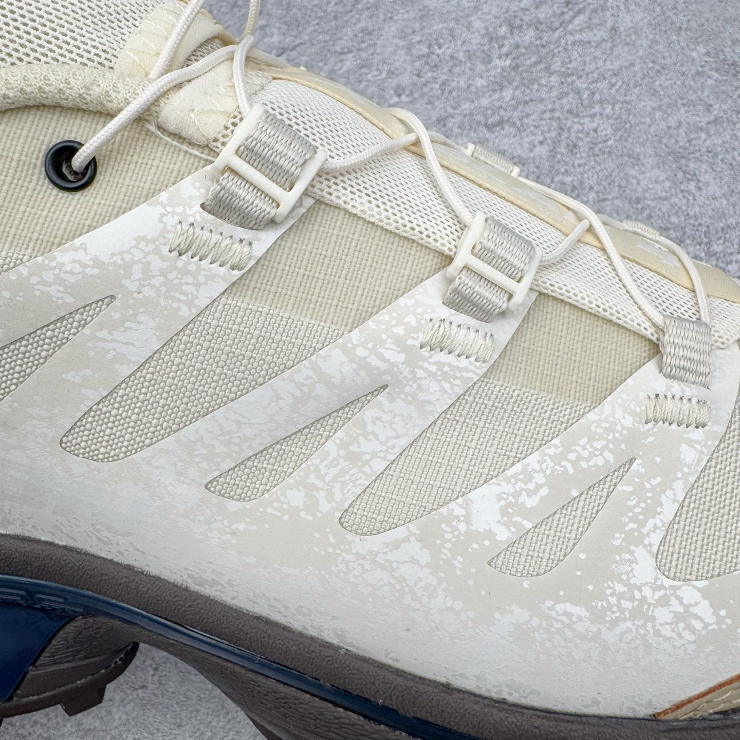 图片[17]-＃GX/绿X Salomon XT-4 OG Advanced 萨洛蒙系列低帮城市越野机能透气休闲运动鞋 鞋舌处附有迷你网眼袋收纳鞋绳以及下方的多色 Logo 标签 接着搭载奶油色 ACS 技术中底以及金色 TPU 塑料部件提升鞋款耐用性 中底与鞋面之间饰有海蓝色条状细节有效增添鞋款层次 最后应用黑色 Contragrip Chevron 外底完成鞋款设计 这次配色颇为高调 两款配色均以绚丽的渐变设计呈现 一款以粉紫渐变主打 另一款以黄绿渐变呈现 视觉效果相当吸睛 鞋面的使用玻璃纤维覆盖物加固 并通过细绳扣系带系统进行锁定 Salomon 的品牌logo 出现在脚后跟和前掌部位 中底虽然偏薄 但非常耐用 与模压塑料ACS 框架以及致密AC2 Muscle 鞋底单元结合 能够提供出色的支撑力和缓冲性 尺码：36 36.5 37.5 38 38.5 39 40 40.5 41 42 42.5 43 44 44.5 45-选品中心