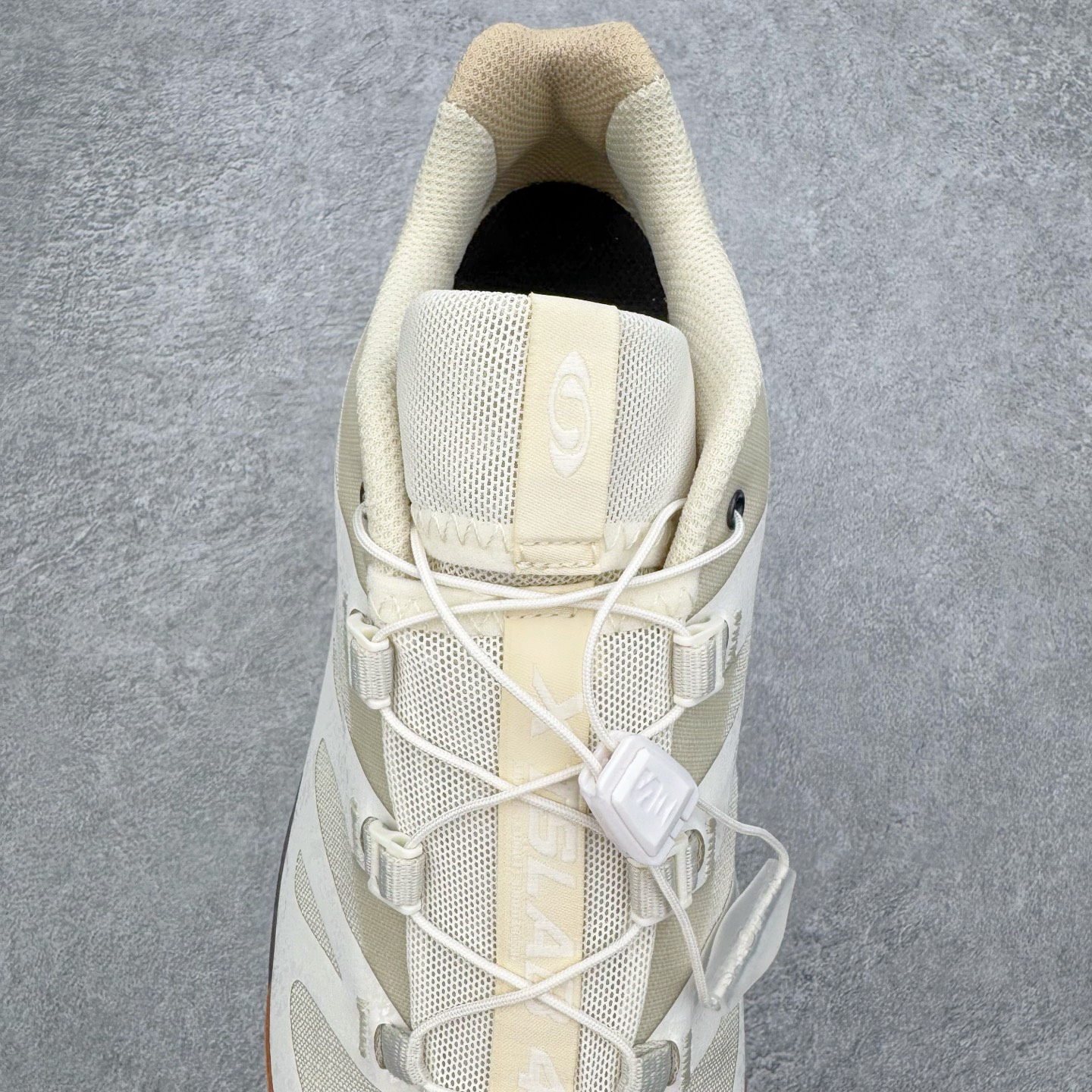 图片[5]-＃GX/绿X Salomon XT-4 OG Advanced 萨洛蒙系列低帮城市越野机能透气休闲运动鞋 鞋舌处附有迷你网眼袋收纳鞋绳以及下方的多色 Logo 标签 接着搭载奶油色 ACS 技术中底以及金色 TPU 塑料部件提升鞋款耐用性 中底与鞋面之间饰有海蓝色条状细节有效增添鞋款层次 最后应用黑色 Contragrip Chevron 外底完成鞋款设计 这次配色颇为高调 两款配色均以绚丽的渐变设计呈现 一款以粉紫渐变主打 另一款以黄绿渐变呈现 视觉效果相当吸睛 鞋面的使用玻璃纤维覆盖物加固 并通过细绳扣系带系统进行锁定 Salomon 的品牌logo 出现在脚后跟和前掌部位 中底虽然偏薄 但非常耐用 与模压塑料ACS 框架以及致密AC2 Muscle 鞋底单元结合 能够提供出色的支撑力和缓冲性 尺码：36 36.5 37.5 38 38.5 39 40 40.5 41 42 42.5 43 44 44.5 45-选品中心