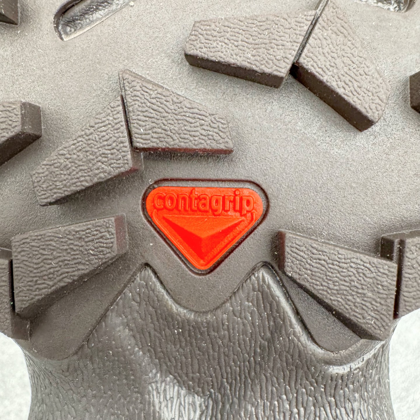 图片[18]-＃GX/绿X Salomon XT-4 OG Advanced 萨洛蒙系列低帮城市越野机能透气休闲运动鞋 鞋舌处附有迷你网眼袋收纳鞋绳以及下方的多色 Logo 标签 接着搭载奶油色 ACS 技术中底以及金色 TPU 塑料部件提升鞋款耐用性 中底与鞋面之间饰有海蓝色条状细节有效增添鞋款层次 最后应用黑色 Contragrip Chevron 外底完成鞋款设计 这次配色颇为高调 两款配色均以绚丽的渐变设计呈现 一款以粉紫渐变主打 另一款以黄绿渐变呈现 视觉效果相当吸睛 鞋面的使用玻璃纤维覆盖物加固 并通过细绳扣系带系统进行锁定 Salomon 的品牌logo 出现在脚后跟和前掌部位 中底虽然偏薄 但非常耐用 与模压塑料ACS 框架以及致密AC2 Muscle 鞋底单元结合 能够提供出色的支撑力和缓冲性 尺码：36 36.5 37.5 38 38.5 39 40 40.5 41 42 42.5 43 44 44.5 45-选品中心