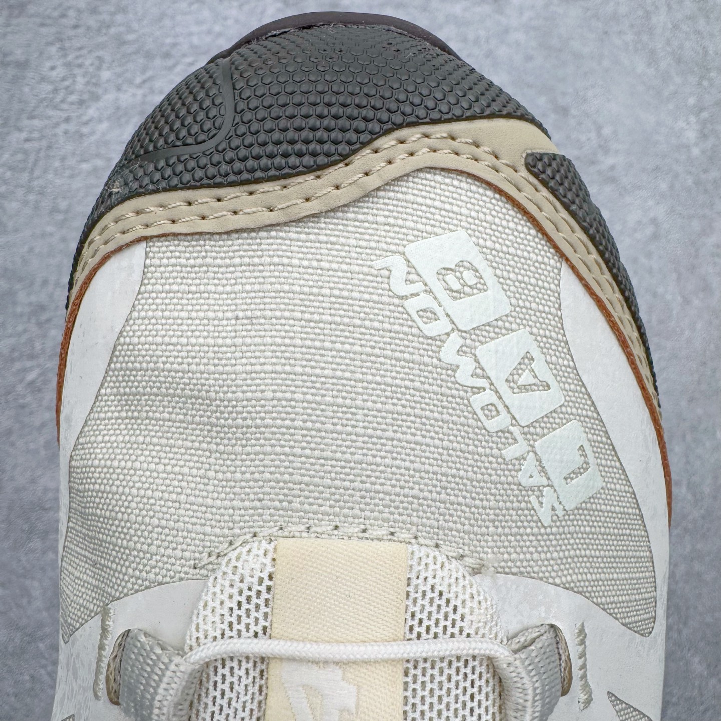 图片[13]-＃GX/绿X Salomon XT-4 OG Advanced 萨洛蒙系列低帮城市越野机能透气休闲运动鞋 鞋舌处附有迷你网眼袋收纳鞋绳以及下方的多色 Logo 标签 接着搭载奶油色 ACS 技术中底以及金色 TPU 塑料部件提升鞋款耐用性 中底与鞋面之间饰有海蓝色条状细节有效增添鞋款层次 最后应用黑色 Contragrip Chevron 外底完成鞋款设计 这次配色颇为高调 两款配色均以绚丽的渐变设计呈现 一款以粉紫渐变主打 另一款以黄绿渐变呈现 视觉效果相当吸睛 鞋面的使用玻璃纤维覆盖物加固 并通过细绳扣系带系统进行锁定 Salomon 的品牌logo 出现在脚后跟和前掌部位 中底虽然偏薄 但非常耐用 与模压塑料ACS 框架以及致密AC2 Muscle 鞋底单元结合 能够提供出色的支撑力和缓冲性 尺码：36 36.5 37.5 38 38.5 39 40 40.5 41 42 42.5 43 44 44.5 45-选品中心