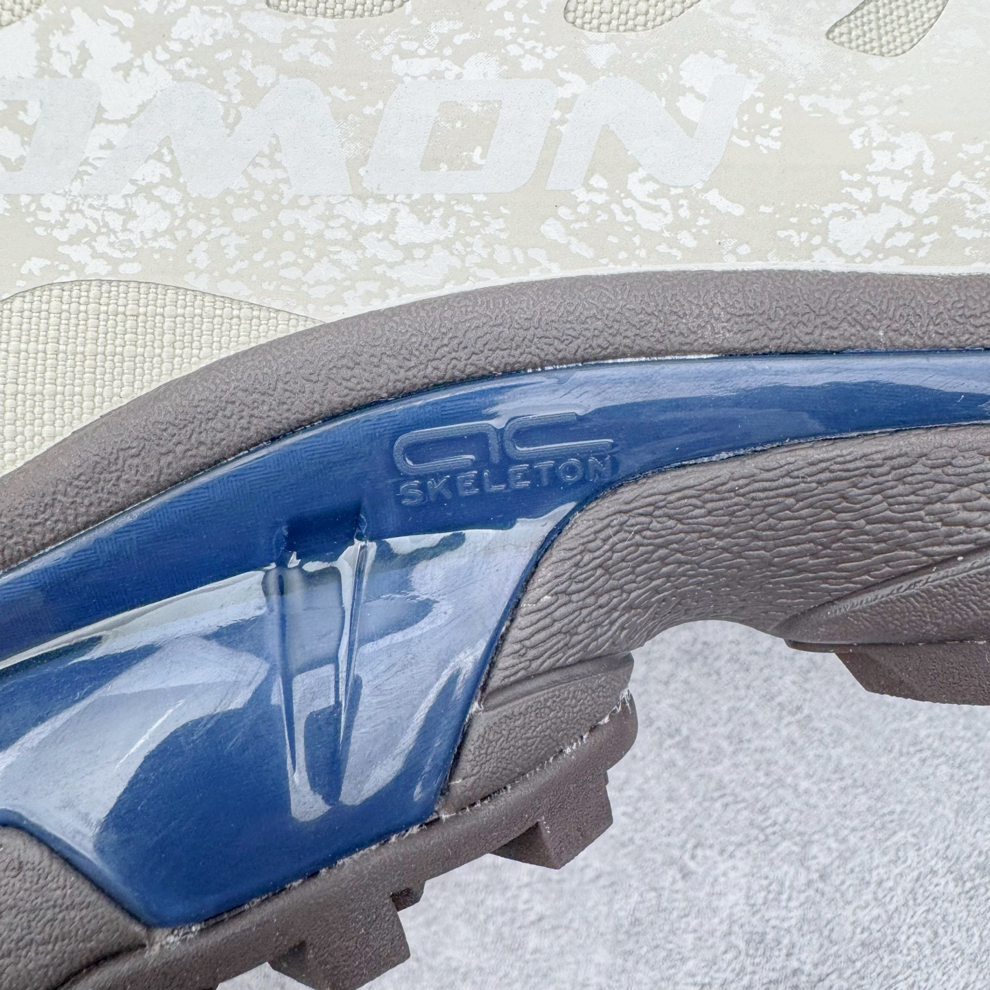 图片[16]-＃GX/绿X Salomon XT-4 OG Advanced 萨洛蒙系列低帮城市越野机能透气休闲运动鞋 鞋舌处附有迷你网眼袋收纳鞋绳以及下方的多色 Logo 标签 接着搭载奶油色 ACS 技术中底以及金色 TPU 塑料部件提升鞋款耐用性 中底与鞋面之间饰有海蓝色条状细节有效增添鞋款层次 最后应用黑色 Contragrip Chevron 外底完成鞋款设计 这次配色颇为高调 两款配色均以绚丽的渐变设计呈现 一款以粉紫渐变主打 另一款以黄绿渐变呈现 视觉效果相当吸睛 鞋面的使用玻璃纤维覆盖物加固 并通过细绳扣系带系统进行锁定 Salomon 的品牌logo 出现在脚后跟和前掌部位 中底虽然偏薄 但非常耐用 与模压塑料ACS 框架以及致密AC2 Muscle 鞋底单元结合 能够提供出色的支撑力和缓冲性 尺码：36 36.5 37.5 38 38.5 39 40 40.5 41 42 42.5 43 44 44.5 45-选品中心