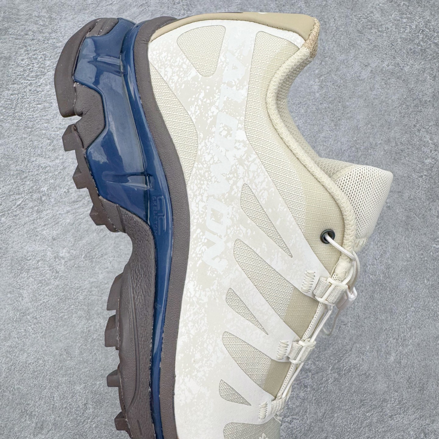 图片[6]-＃GX/绿X Salomon XT-4 OG Advanced 萨洛蒙系列低帮城市越野机能透气休闲运动鞋 鞋舌处附有迷你网眼袋收纳鞋绳以及下方的多色 Logo 标签 接着搭载奶油色 ACS 技术中底以及金色 TPU 塑料部件提升鞋款耐用性 中底与鞋面之间饰有海蓝色条状细节有效增添鞋款层次 最后应用黑色 Contragrip Chevron 外底完成鞋款设计 这次配色颇为高调 两款配色均以绚丽的渐变设计呈现 一款以粉紫渐变主打 另一款以黄绿渐变呈现 视觉效果相当吸睛 鞋面的使用玻璃纤维覆盖物加固 并通过细绳扣系带系统进行锁定 Salomon 的品牌logo 出现在脚后跟和前掌部位 中底虽然偏薄 但非常耐用 与模压塑料ACS 框架以及致密AC2 Muscle 鞋底单元结合 能够提供出色的支撑力和缓冲性 尺码：36 36.5 37.5 38 38.5 39 40 40.5 41 42 42.5 43 44 44.5 45-选品中心