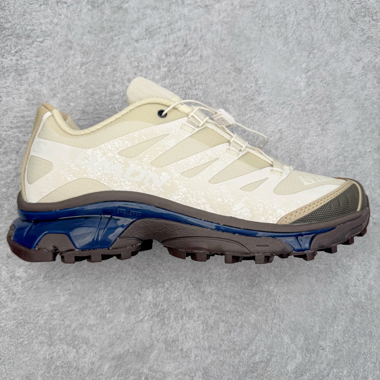 ＃GX/绿X Salomon XT-4 OG Advanced 萨洛蒙系列低帮城市越野机能透气休闲运动鞋 鞋舌处附有迷你网眼袋收纳鞋绳以及下方的多色 Logo 标签 接着搭载奶油色 ACS 技术中底以及金色 TPU 塑料部件提升鞋款耐用性 中底与鞋面之间饰有海蓝色条状细节有效增添鞋款层次 最后应用黑色 Contragrip Chevron 外底完成鞋款设计 这次配色颇为高调 两款配色均以绚丽的渐变设计呈现 一款以粉紫渐变主打 另一款以黄绿渐变呈现 视觉效果相当吸睛 鞋面的使用玻璃纤维覆盖物加固 并通过细绳扣系带系统进行锁定 Salomon 的品牌logo 出现在脚后跟和前掌部位 中底虽然偏薄 但非常耐用 与模压塑料ACS 框架以及致密AC2 Muscle 鞋底单元结合 能够提供出色的支撑力和缓冲性 尺码：36 36.5 37.5 38 38.5 39 40 40.5 41 42 42.5 43 44 44.5 45-选品中心