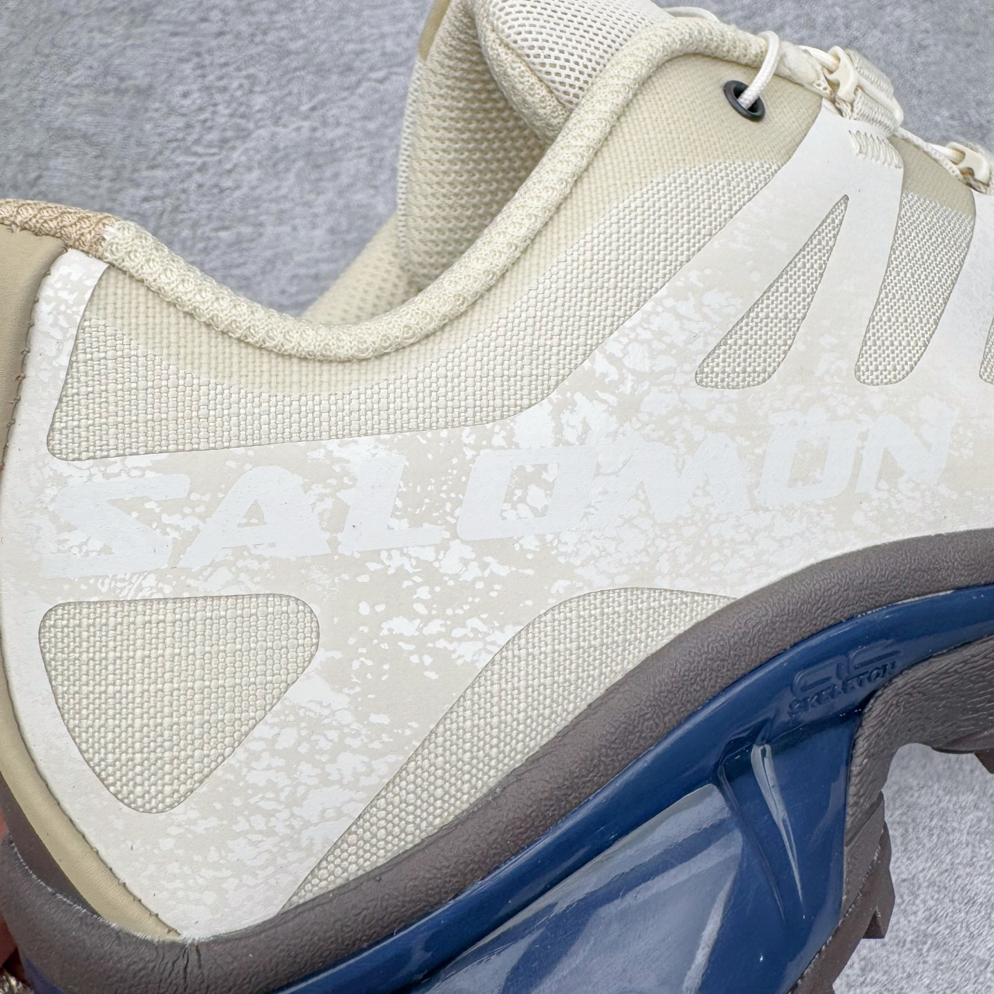 图片[15]-＃GX/绿X Salomon XT-4 OG Advanced 萨洛蒙系列低帮城市越野机能透气休闲运动鞋 鞋舌处附有迷你网眼袋收纳鞋绳以及下方的多色 Logo 标签 接着搭载奶油色 ACS 技术中底以及金色 TPU 塑料部件提升鞋款耐用性 中底与鞋面之间饰有海蓝色条状细节有效增添鞋款层次 最后应用黑色 Contragrip Chevron 外底完成鞋款设计 这次配色颇为高调 两款配色均以绚丽的渐变设计呈现 一款以粉紫渐变主打 另一款以黄绿渐变呈现 视觉效果相当吸睛 鞋面的使用玻璃纤维覆盖物加固 并通过细绳扣系带系统进行锁定 Salomon 的品牌logo 出现在脚后跟和前掌部位 中底虽然偏薄 但非常耐用 与模压塑料ACS 框架以及致密AC2 Muscle 鞋底单元结合 能够提供出色的支撑力和缓冲性 尺码：36 36.5 37.5 38 38.5 39 40 40.5 41 42 42.5 43 44 44.5 45-选品中心