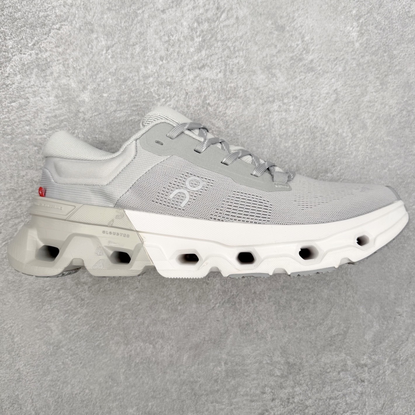 ＃DT On昂跑 Cloudflyer 5 百搭舒适减震跑步鞋 此运动品牌 开创于2010年 缓震着陆、强效回弹、轻柔质感的设计构思始终是ON研制关键 与此同时基于“为全球提供革新性的跑步感受”信念 陆续推出了多款跑鞋及其以专业运动人体跑步工程学为设计关键的功能性跑步服饰设备 让跑者不费力气地畅快畅跑 尺码：36 36.5 37.5 38 38.5 39 40 40.5 41 42 42.5 43 44 44.5 45-选品中心