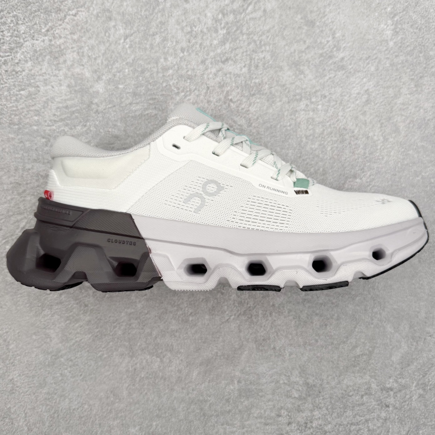 ＃DT On昂跑 Cloudflyer 5 百搭舒适减震跑步鞋 此运动品牌 开创于2010年 缓震着陆、强效回弹、轻柔质感的设计构思始终是ON研制关键 与此同时基于“为全球提供革新性的跑步感受”信念 陆续推出了多款跑鞋及其以专业运动人体跑步工程学为设计关键的功能性跑步服饰设备 让跑者不费力气地畅快畅跑 尺码：36 36.5 37.5 38 38.5 39 40 40.5 41 42 42.5 43 44 44.5 45-选品中心