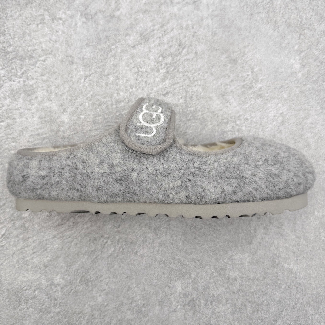 UGG 0881 秋冬羊皮毛一体雪地靴 全鞋采用ZP同厂 隆丰A级澳洲进口羊皮毛一体 品牌代工厂生产线 完全遵循ZP工艺流程 代工厂原厂版师 秉承无原鞋不开发选择 注重每一处细节 市面最正版型 TREADLITE\\\