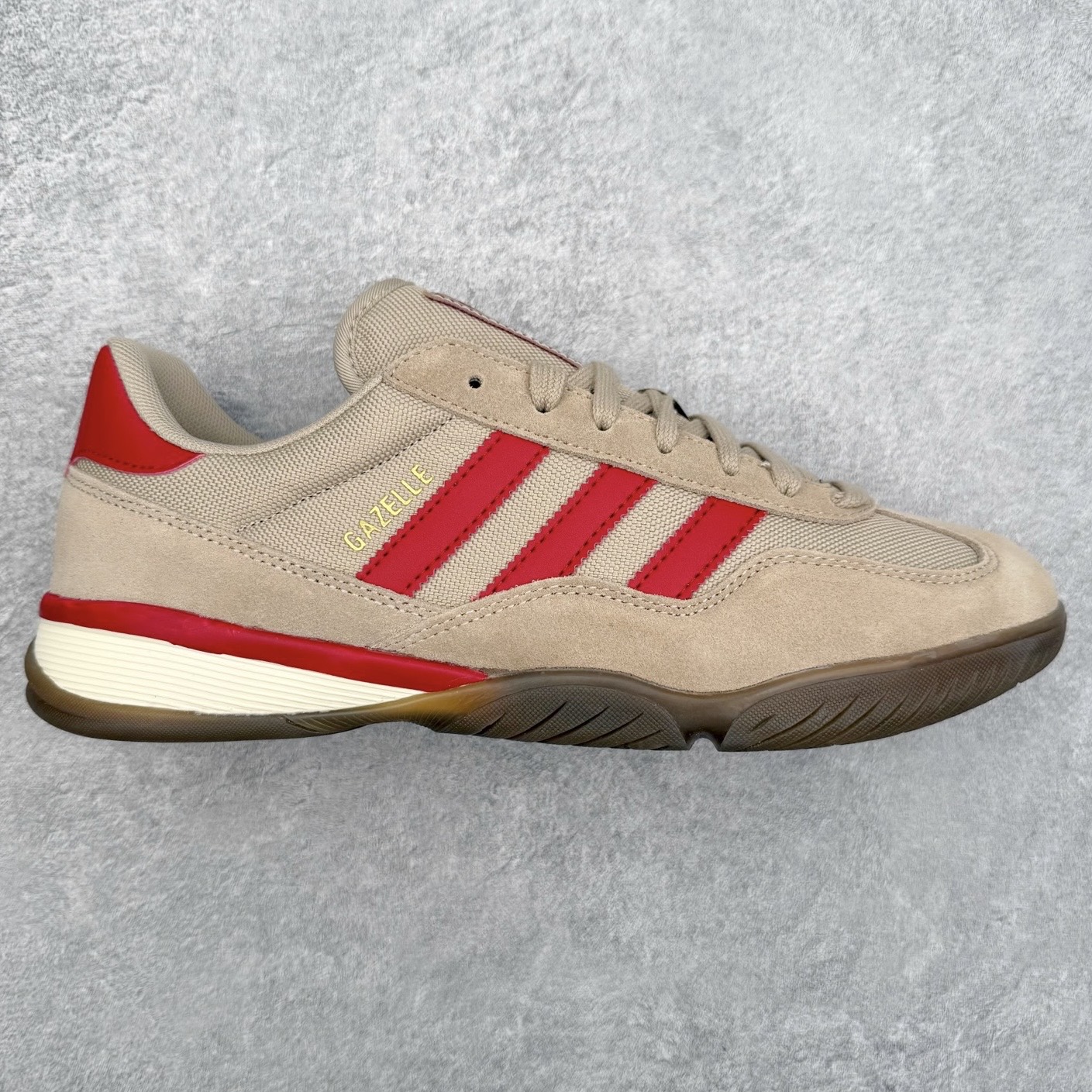 AD Originals Gazelle Sala 舒适柔软耐磨低帮 生活休闲鞋 男女同款 JQ0887 实拍调校N版已经零色差零失真 百分百还原实物色彩所见即所得 不存在货不对板色差等低级问题 选购参考实物拍摄 不混卖不参货 只用心做好货严格选品 承诺混一赔十 尺码：36 36.5 37.5 38 38.5 39 40 40.5 41 42 42.5 43 44 44.5 45-选品中心