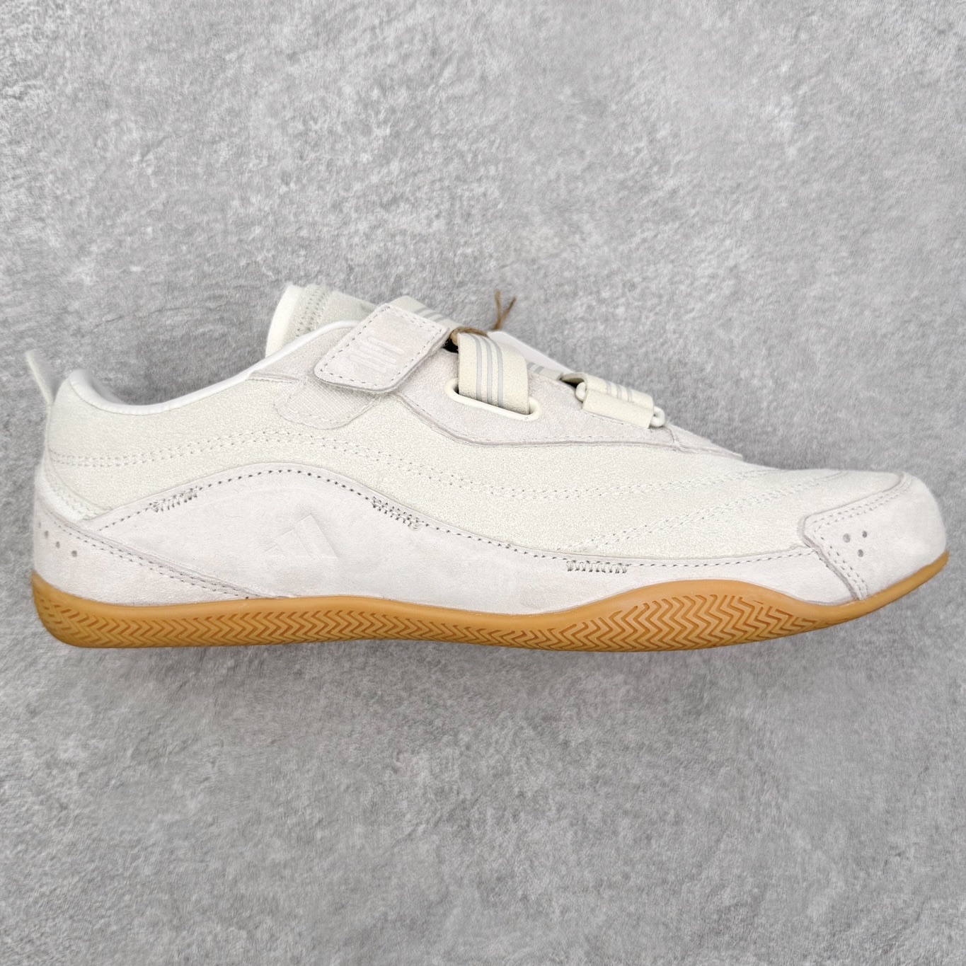 AD FOS URBAN REVERIE 舒适百搭 耐磨 低帮 生活休闲鞋 JS0151 实拍调校N版已经零色差零失真 百分百还原实物色彩所见即所得 不存在货不对板色差等低级问题 选购参考实物拍摄 不混卖不参货 只用心做好货严格选品 承诺混一赔十 尺码：36 36.5 37.5 38 38.5 39 40 40.5 41 42 42.5 43 44 44.5 45-选品中心