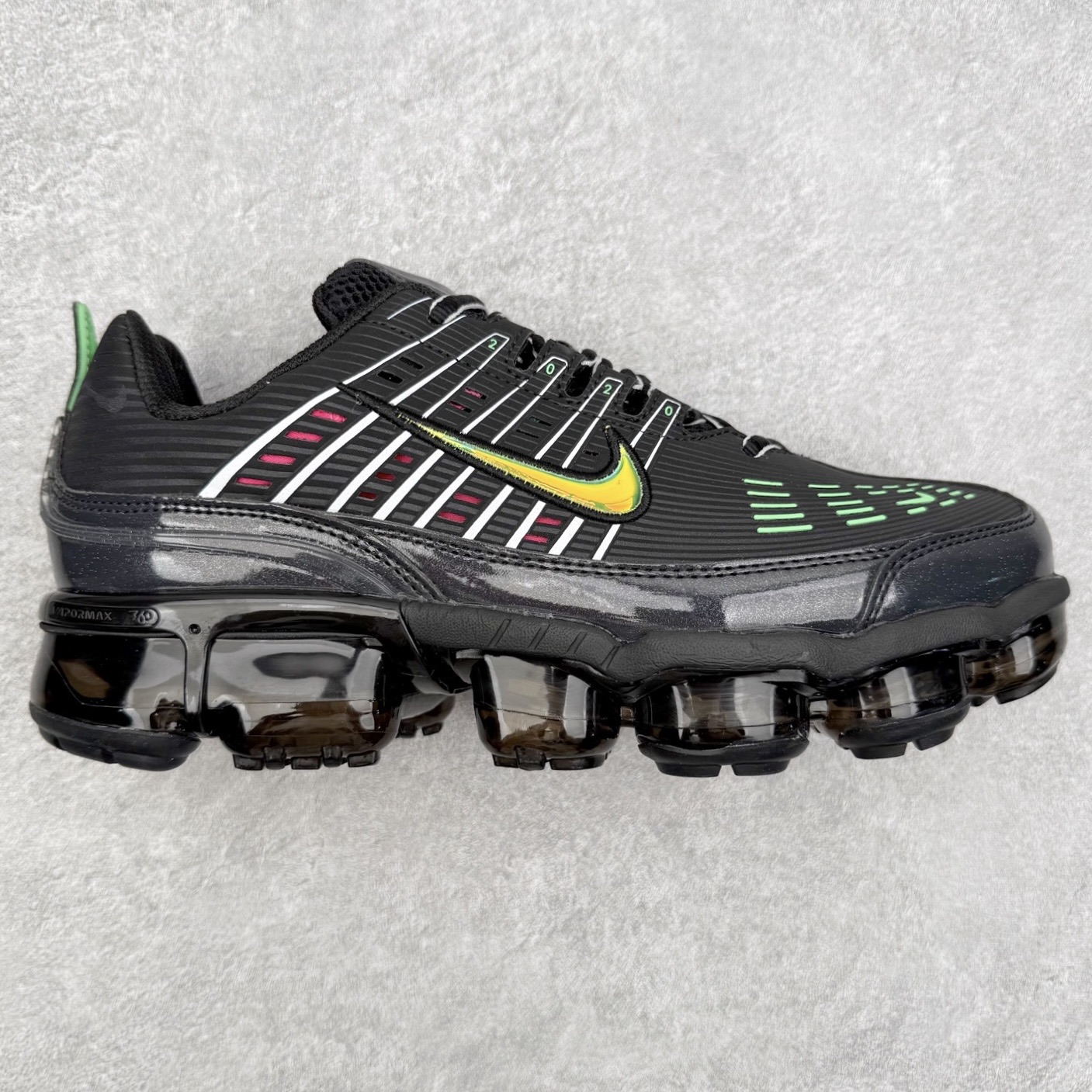 NK Vapormax 360 简约舒适织物低帮气垫休闲跑步鞋 CK2718-003 鞋面依旧延续经典设计，中底则加入了 VaporMax 气垫科技。值得一提的是气垫后跟处带有特殊的支架设计，致敬早期 Air Max 360气垫提高稳定性的后跟支架。实拍调校N版已经零色差零失真 百分百还原实物色彩所见即所得 不存在货不对板色差等低级问题 选购参考实物拍摄 不混卖不参货 只用心做好货严格选品 承诺混一赔十 尺码：36 36.5 37.5 38 38.5 39 40 40.5 41 42 42.5 43 44 44.5 45 46-选品中心