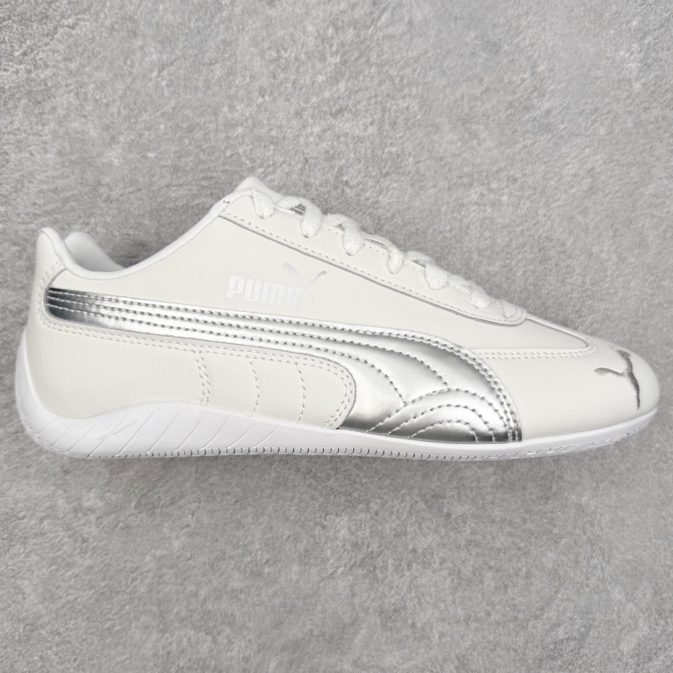 PUMA Speedca OG 彪马极速赛车系列低帮德训风拼接复古百搭休闲运动赛车鞋 鞋款从80、90年代赛车手所穿的防火赛车鞋为原型，鞋身线条模仿了赛车的流线廓形，体现了空气动力学原理的结构。简约流畅的外观，恰好又和贯穿其中的Formstrip Logo融合恰到好处，视觉上细节丰富且协调。本次Speedcat OG鞋款归来，最大看点自然式保留了窄版鞋型以及薄底构造。这两年各品牌鞋底越做越厚，Speedcat反其道而行之，上脚几乎无鞋底的效果带来耳目一新的视觉体验。鞋面依旧是以质感细腻的麂皮材质打造，并且大面积近乎全包裹的使用，复古味道也愈发浓烈。配色上更是将最原始的黑色和红色带回，向F1赛车队的标志性队服致敬。相信让各位一眼种草的更多是出挑的大红色，上脚即可瞬间点亮整体造型，在以球鞋为核心的OOTD中脱颖而出。而另一款黑色则是低调的万金油，彰显新潮个性的同时又不喧宾夺主，也是热爱简约系穿搭朋友的首选。 尺码：35.5 36 37 37.5 38 38.5 39 40 40.5 41 42 42.5 43 44 44.5 45-选品中心