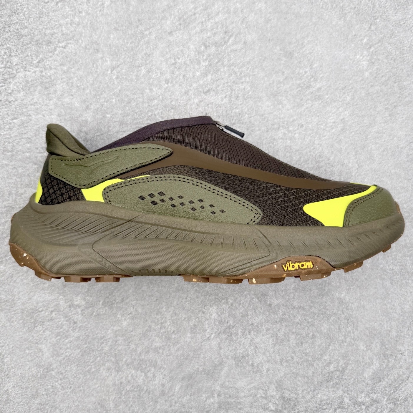 HOKA ONE ONE PROJECT TRANSPORT 舒适百搭防滑耐磨低帮生活休闲鞋 男女同款 HOKA ONE ONE是来自美国的跑步鞋知名品牌，创立于2009年，始终致力于为所有跑者提供更新、更好的跑步装备。相比常规跑鞋，HOKA ONE ONE特别研发使用性能独特的几何形跑鞋中底，此种鞋底更厚、更高、回弹性也更好，除了卓越的缓冲性能，它还能內各种阶段的跑者带来更具动感、更加稳定的跑步体验。HOKAONE ONE从设计之初就清楚意识到，要保证跑者步幅的均匀一致，双脚自然而然的运动至关重要。尺码：36 36.5 37.5 38 38.5 39 40 40.5 41 42 42.5 43 44 44.5 45-选品中心