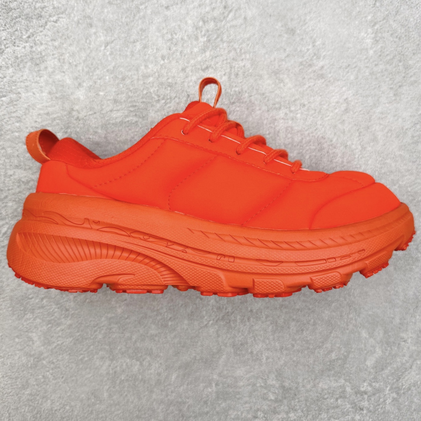 ＃纯原 MARNI x HOKA ONE ONE Bondi B3LS 联名款简约舒适低帮休闲跑步鞋 HOKA ONE ONE是来自美国的跑步鞋知名品牌，创立于2009年，始终致力于为所有跑者提供更新、更好的跑步装备。相比常规跑鞋，HOKA ONE ONE特别研发使用性能独特的几何形跑鞋中底，此种鞋底更厚、更高、回弹性也更好，除了卓越的缓冲性能，它还能內各种阶段的跑者带来更具动感、更加稳定的跑步体验。HOKAONE ONE从设计之初就清楚意识到，要保证跑者步幅的均匀一致，双脚自然而然的运动至关重要。尺码：36 36.5 37.5 38 38.5 39 40 40.5 41 42 42.5 43 44 44.5 45-选品中心