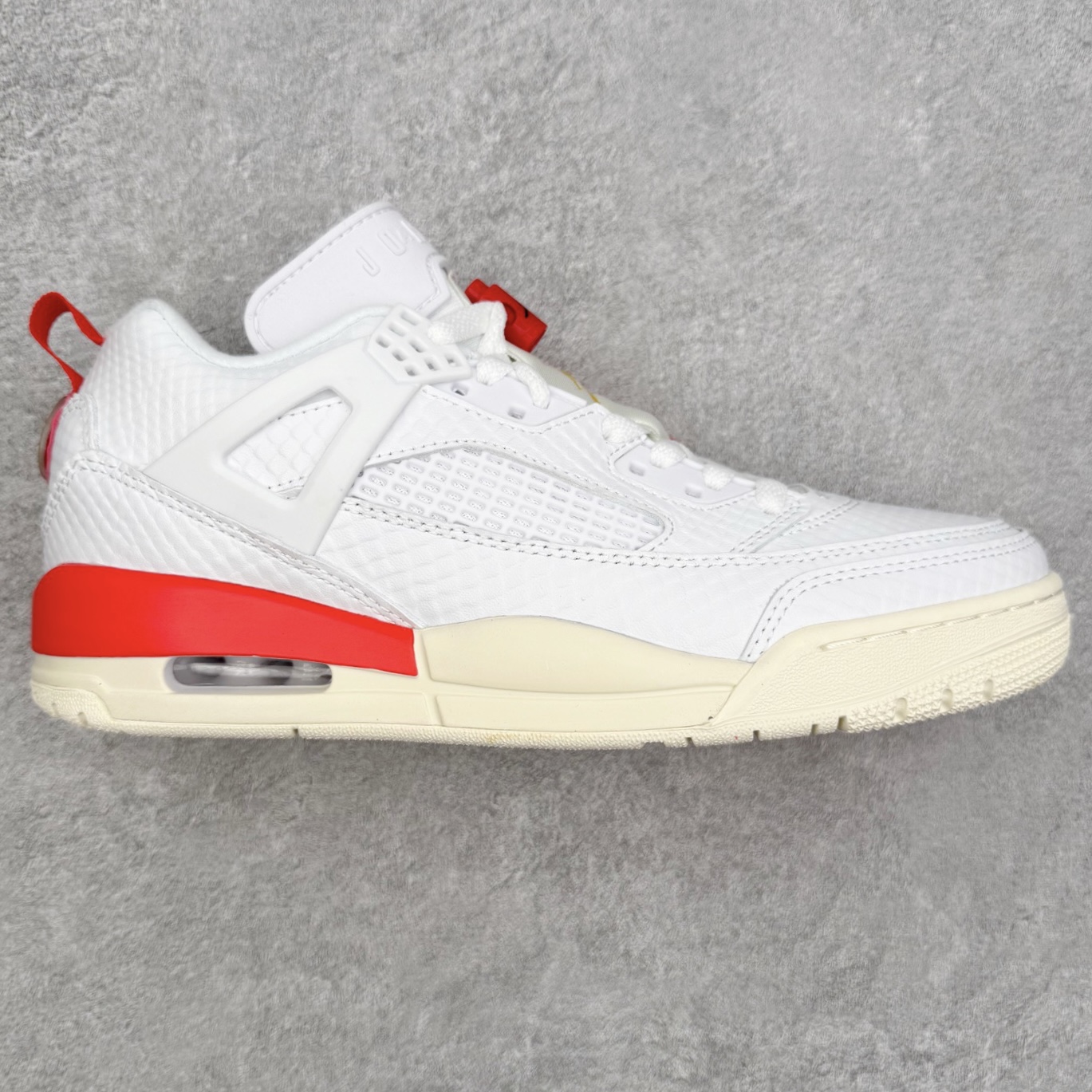 Jordan Spizike Low AJ复古低帮篮球鞋 HQ3602-121 这款鞋子著名导演斯派克李的Jordan Spizike专属 预计于明年夏季推出全新低帮版本 将包括三款配色 经典爆裂纹非常复古 两款配色分别以大学红和黑曜石蓝进行区分 鞋身设计中依旧带有大象爆裂纹、鞋侧束带、塑胶网布等经典元素 之后 在鞋舌、内衬以及鞋底等位置缀以大学红和黑曜石蓝搭配 带来全新造型 尺码：36 36.5 37.5 38 38.5 39 40 40.5 41 42 42.5 43 44 44.5 45 46-选品中心