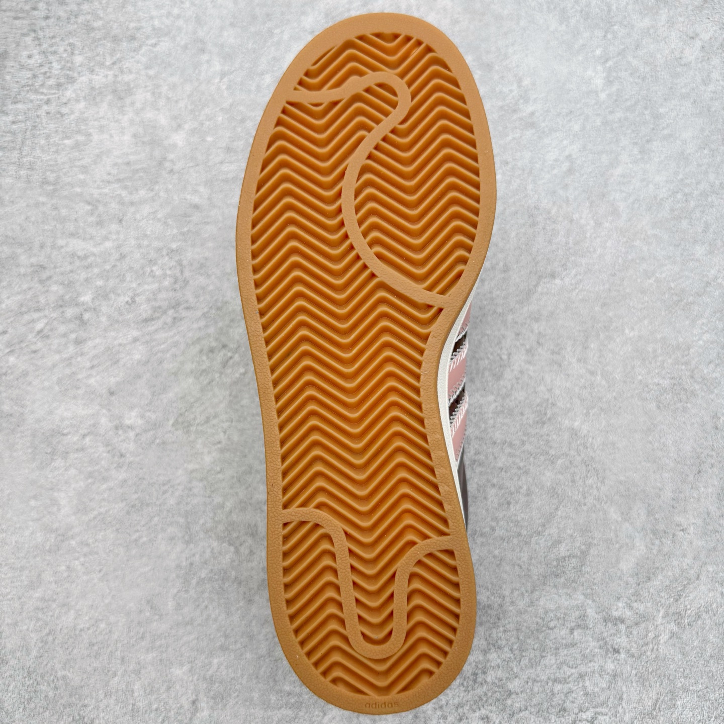 图片[9]-＃XP纯原套现福利 AD Originals Superstar 经典复古贝壳头板鞋 JP8167 诞生于1969年 是第一双将全皮面鞋 身与橡胶鞋头结合在一起的低帮篮球鞋 Superstar最开始 是作为高帮篮球鞋Pro Model的低帮版本而出现的 但因为其独特和醒目的橡胶鞋头造型而让大家熟知 被大家形象地称为\\\”shelltoe\\\”贝壳头 在70年代的美国职业篮球场上 接近3/4的NBA球员都将这双Superstar作为场上用鞋 80年代之后 经过不断的改良和发展 Superstar逐渐成为横跨时装、音乐、街头文化、休闲和运动等各大领域的时尚潮鞋 尺码：36 36.5 37 38 38.5 39 40 40.5 41 42 42.5 43 44 44.5 45-选品中心