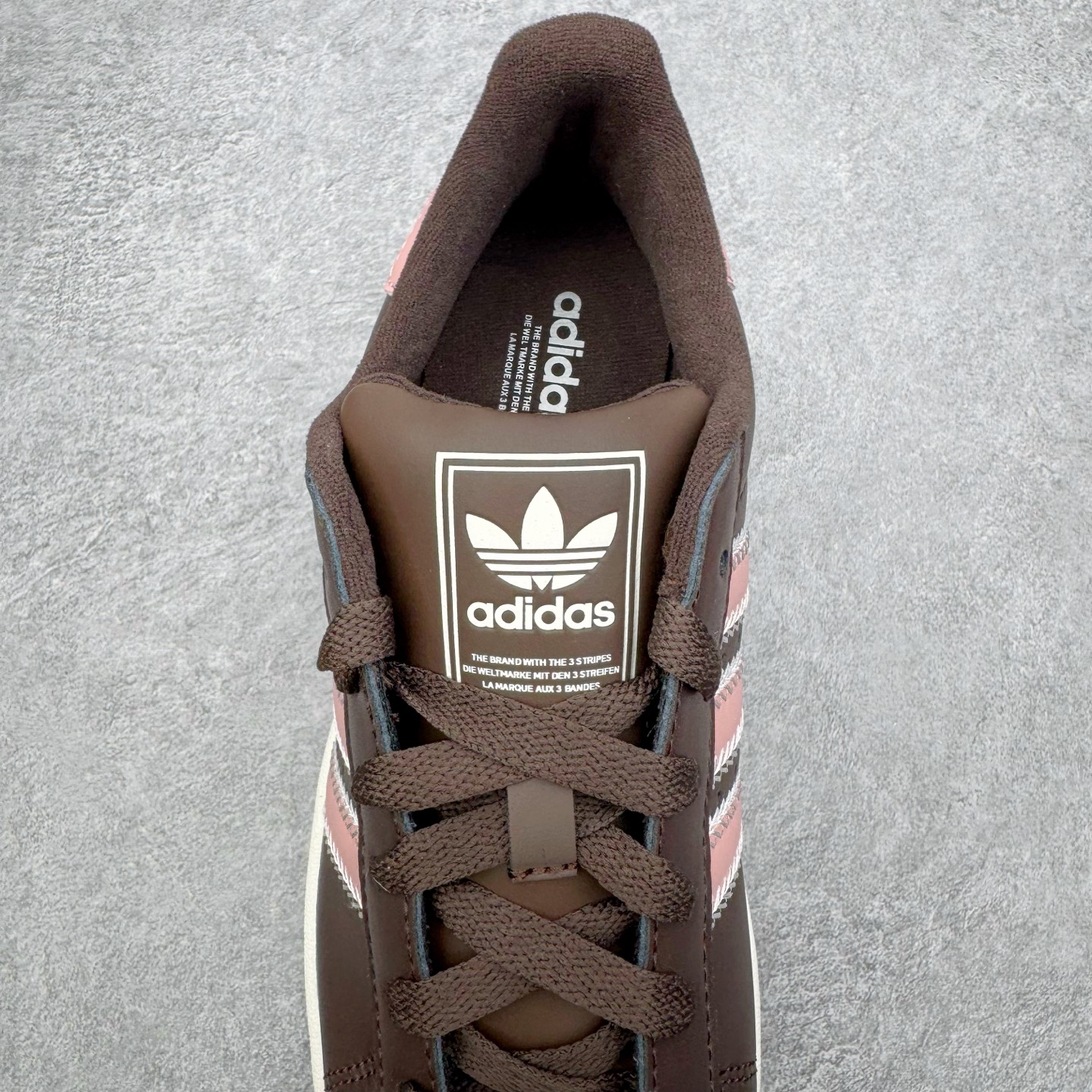 图片[5]-＃XP纯原套现福利 AD Originals Superstar 经典复古贝壳头板鞋 JP8167 诞生于1969年 是第一双将全皮面鞋 身与橡胶鞋头结合在一起的低帮篮球鞋 Superstar最开始 是作为高帮篮球鞋Pro Model的低帮版本而出现的 但因为其独特和醒目的橡胶鞋头造型而让大家熟知 被大家形象地称为\\\”shelltoe\\\”贝壳头 在70年代的美国职业篮球场上 接近3/4的NBA球员都将这双Superstar作为场上用鞋 80年代之后 经过不断的改良和发展 Superstar逐渐成为横跨时装、音乐、街头文化、休闲和运动等各大领域的时尚潮鞋 尺码：36 36.5 37 38 38.5 39 40 40.5 41 42 42.5 43 44 44.5 45-选品中心