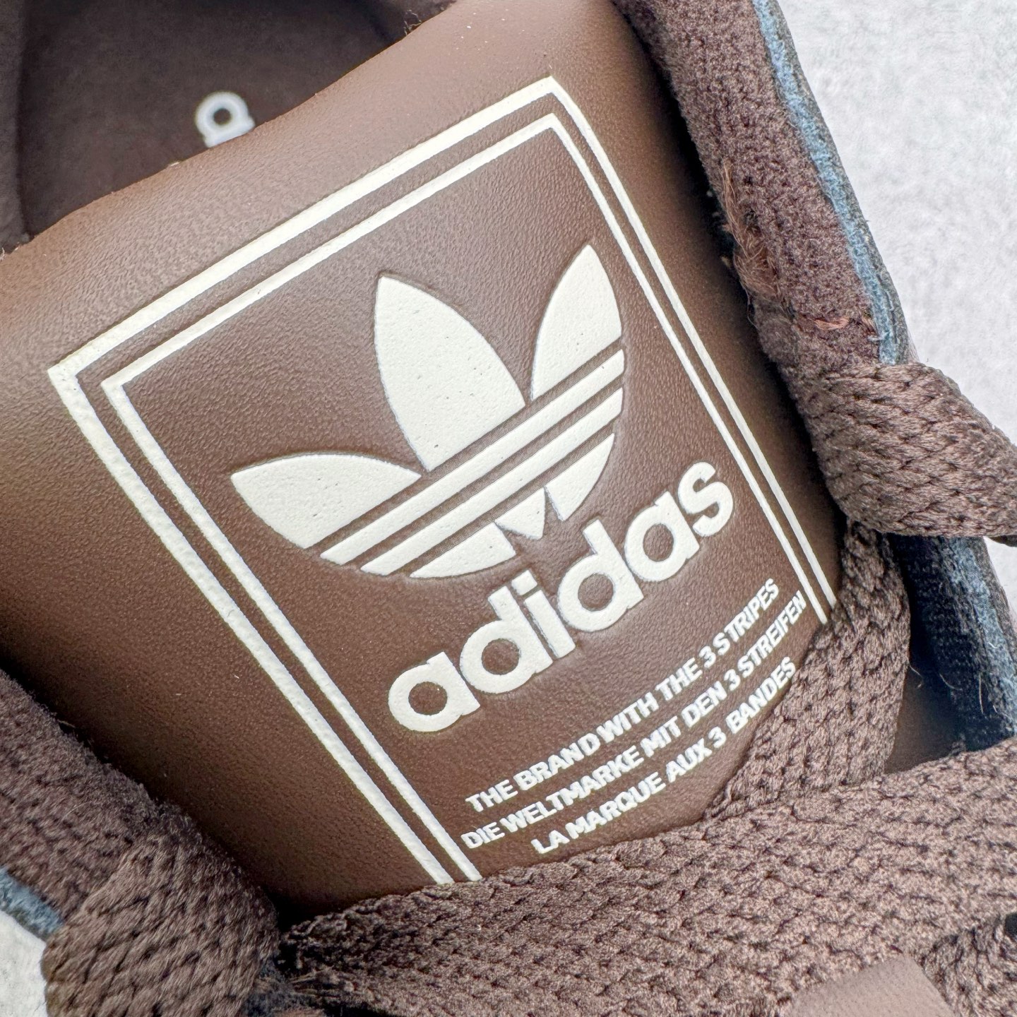 图片[12]-＃XP纯原套现福利 AD Originals Superstar 经典复古贝壳头板鞋 JP8167 诞生于1969年 是第一双将全皮面鞋 身与橡胶鞋头结合在一起的低帮篮球鞋 Superstar最开始 是作为高帮篮球鞋Pro Model的低帮版本而出现的 但因为其独特和醒目的橡胶鞋头造型而让大家熟知 被大家形象地称为\\\”shelltoe\\\”贝壳头 在70年代的美国职业篮球场上 接近3/4的NBA球员都将这双Superstar作为场上用鞋 80年代之后 经过不断的改良和发展 Superstar逐渐成为横跨时装、音乐、街头文化、休闲和运动等各大领域的时尚潮鞋 尺码：36 36.5 37 38 38.5 39 40 40.5 41 42 42.5 43 44 44.5 45-选品中心