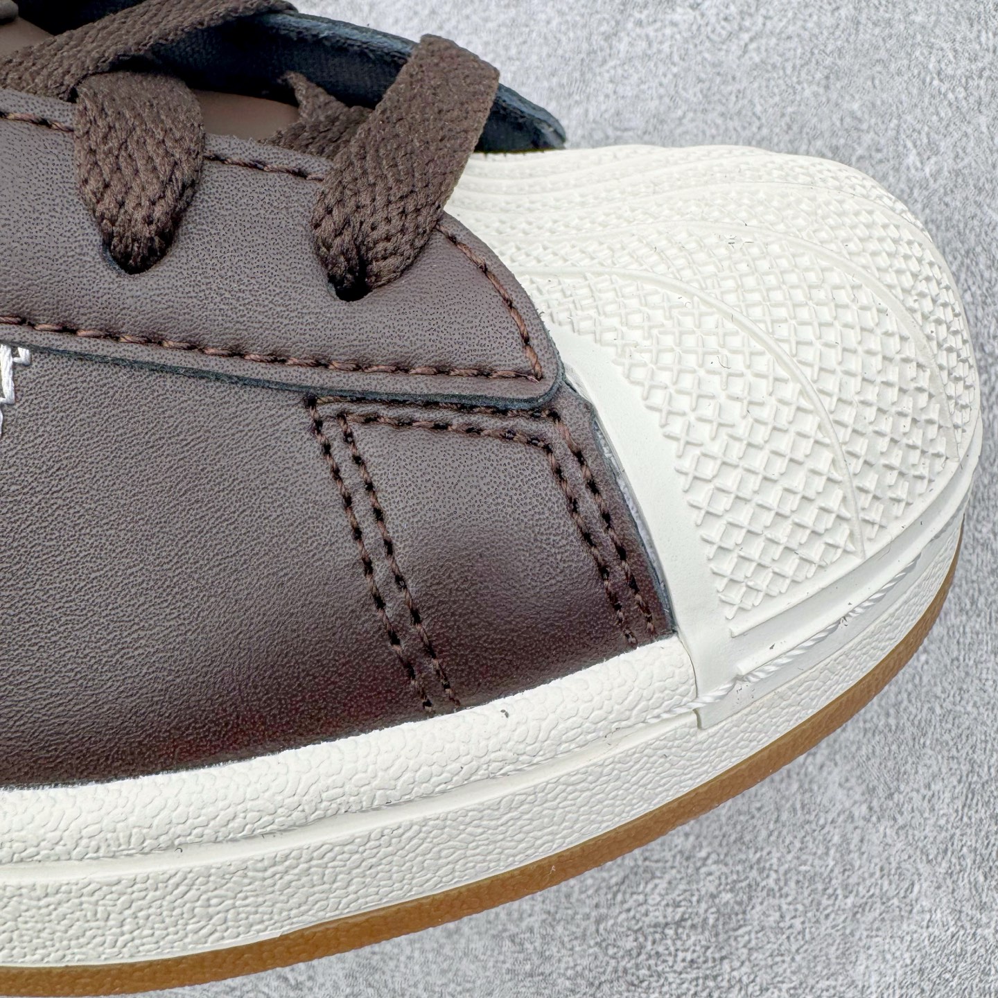 图片[15]-＃XP纯原套现福利 AD Originals Superstar 经典复古贝壳头板鞋 JP8167 诞生于1969年 是第一双将全皮面鞋 身与橡胶鞋头结合在一起的低帮篮球鞋 Superstar最开始 是作为高帮篮球鞋Pro Model的低帮版本而出现的 但因为其独特和醒目的橡胶鞋头造型而让大家熟知 被大家形象地称为\\\”shelltoe\\\”贝壳头 在70年代的美国职业篮球场上 接近3/4的NBA球员都将这双Superstar作为场上用鞋 80年代之后 经过不断的改良和发展 Superstar逐渐成为横跨时装、音乐、街头文化、休闲和运动等各大领域的时尚潮鞋 尺码：36 36.5 37 38 38.5 39 40 40.5 41 42 42.5 43 44 44.5 45-选品中心