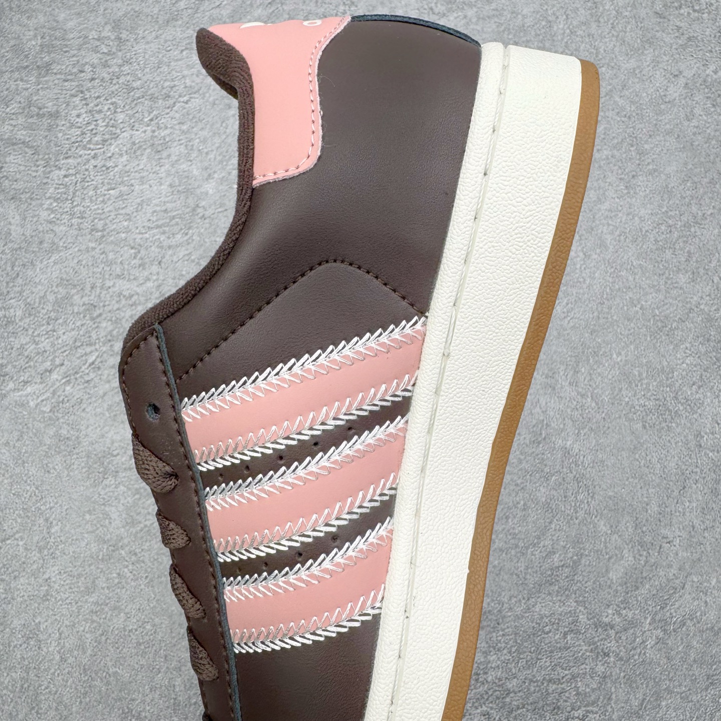 图片[7]-＃XP纯原套现福利 AD Originals Superstar 经典复古贝壳头板鞋 JP8167 诞生于1969年 是第一双将全皮面鞋 身与橡胶鞋头结合在一起的低帮篮球鞋 Superstar最开始 是作为高帮篮球鞋Pro Model的低帮版本而出现的 但因为其独特和醒目的橡胶鞋头造型而让大家熟知 被大家形象地称为\\\”shelltoe\\\”贝壳头 在70年代的美国职业篮球场上 接近3/4的NBA球员都将这双Superstar作为场上用鞋 80年代之后 经过不断的改良和发展 Superstar逐渐成为横跨时装、音乐、街头文化、休闲和运动等各大领域的时尚潮鞋 尺码：36 36.5 37 38 38.5 39 40 40.5 41 42 42.5 43 44 44.5 45-选品中心