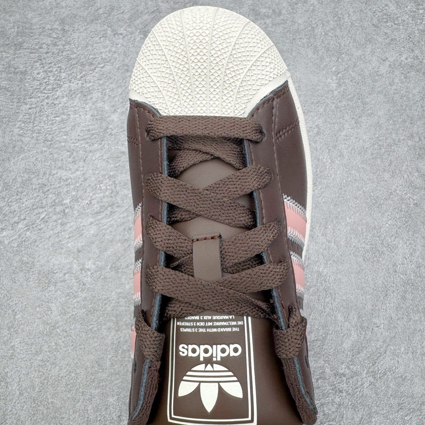 图片[4]-＃XP纯原套现福利 AD Originals Superstar 经典复古贝壳头板鞋 JP8167 诞生于1969年 是第一双将全皮面鞋 身与橡胶鞋头结合在一起的低帮篮球鞋 Superstar最开始 是作为高帮篮球鞋Pro Model的低帮版本而出现的 但因为其独特和醒目的橡胶鞋头造型而让大家熟知 被大家形象地称为\\\”shelltoe\\\”贝壳头 在70年代的美国职业篮球场上 接近3/4的NBA球员都将这双Superstar作为场上用鞋 80年代之后 经过不断的改良和发展 Superstar逐渐成为横跨时装、音乐、街头文化、休闲和运动等各大领域的时尚潮鞋 尺码：36 36.5 37 38 38.5 39 40 40.5 41 42 42.5 43 44 44.5 45-选品中心