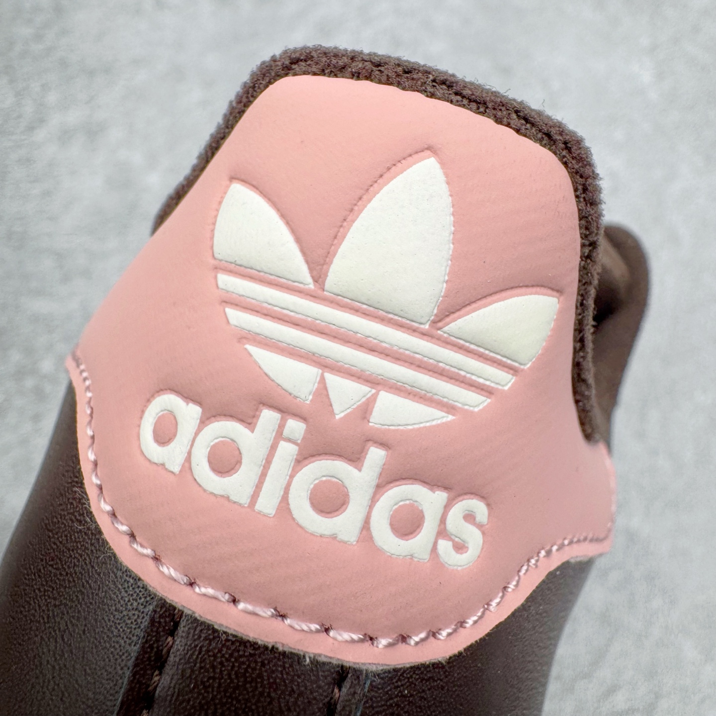 图片[13]-＃XP纯原套现福利 AD Originals Superstar 经典复古贝壳头板鞋 JP8167 诞生于1969年 是第一双将全皮面鞋 身与橡胶鞋头结合在一起的低帮篮球鞋 Superstar最开始 是作为高帮篮球鞋Pro Model的低帮版本而出现的 但因为其独特和醒目的橡胶鞋头造型而让大家熟知 被大家形象地称为\\\”shelltoe\\\”贝壳头 在70年代的美国职业篮球场上 接近3/4的NBA球员都将这双Superstar作为场上用鞋 80年代之后 经过不断的改良和发展 Superstar逐渐成为横跨时装、音乐、街头文化、休闲和运动等各大领域的时尚潮鞋 尺码：36 36.5 37 38 38.5 39 40 40.5 41 42 42.5 43 44 44.5 45-选品中心