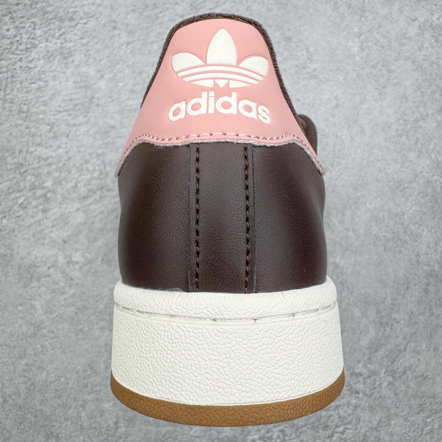 图片[8]-＃XP纯原套现福利 AD Originals Superstar 经典复古贝壳头板鞋 JP8167 诞生于1969年 是第一双将全皮面鞋 身与橡胶鞋头结合在一起的低帮篮球鞋 Superstar最开始 是作为高帮篮球鞋Pro Model的低帮版本而出现的 但因为其独特和醒目的橡胶鞋头造型而让大家熟知 被大家形象地称为\\\”shelltoe\\\”贝壳头 在70年代的美国职业篮球场上 接近3/4的NBA球员都将这双Superstar作为场上用鞋 80年代之后 经过不断的改良和发展 Superstar逐渐成为横跨时装、音乐、街头文化、休闲和运动等各大领域的时尚潮鞋 尺码：36 36.5 37 38 38.5 39 40 40.5 41 42 42.5 43 44 44.5 45-选品中心