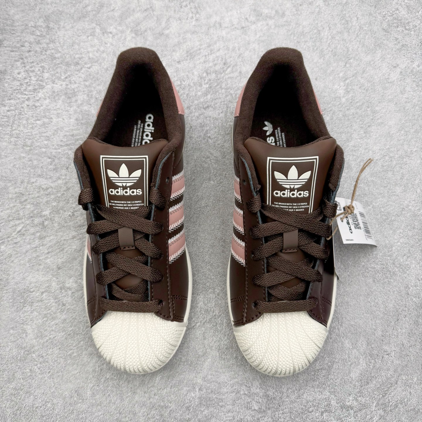 图片[2]-＃XP纯原套现福利 AD Originals Superstar 经典复古贝壳头板鞋 JP8167 诞生于1969年 是第一双将全皮面鞋 身与橡胶鞋头结合在一起的低帮篮球鞋 Superstar最开始 是作为高帮篮球鞋Pro Model的低帮版本而出现的 但因为其独特和醒目的橡胶鞋头造型而让大家熟知 被大家形象地称为\\\”shelltoe\\\”贝壳头 在70年代的美国职业篮球场上 接近3/4的NBA球员都将这双Superstar作为场上用鞋 80年代之后 经过不断的改良和发展 Superstar逐渐成为横跨时装、音乐、街头文化、休闲和运动等各大领域的时尚潮鞋 尺码：36 36.5 37 38 38.5 39 40 40.5 41 42 42.5 43 44 44.5 45-选品中心