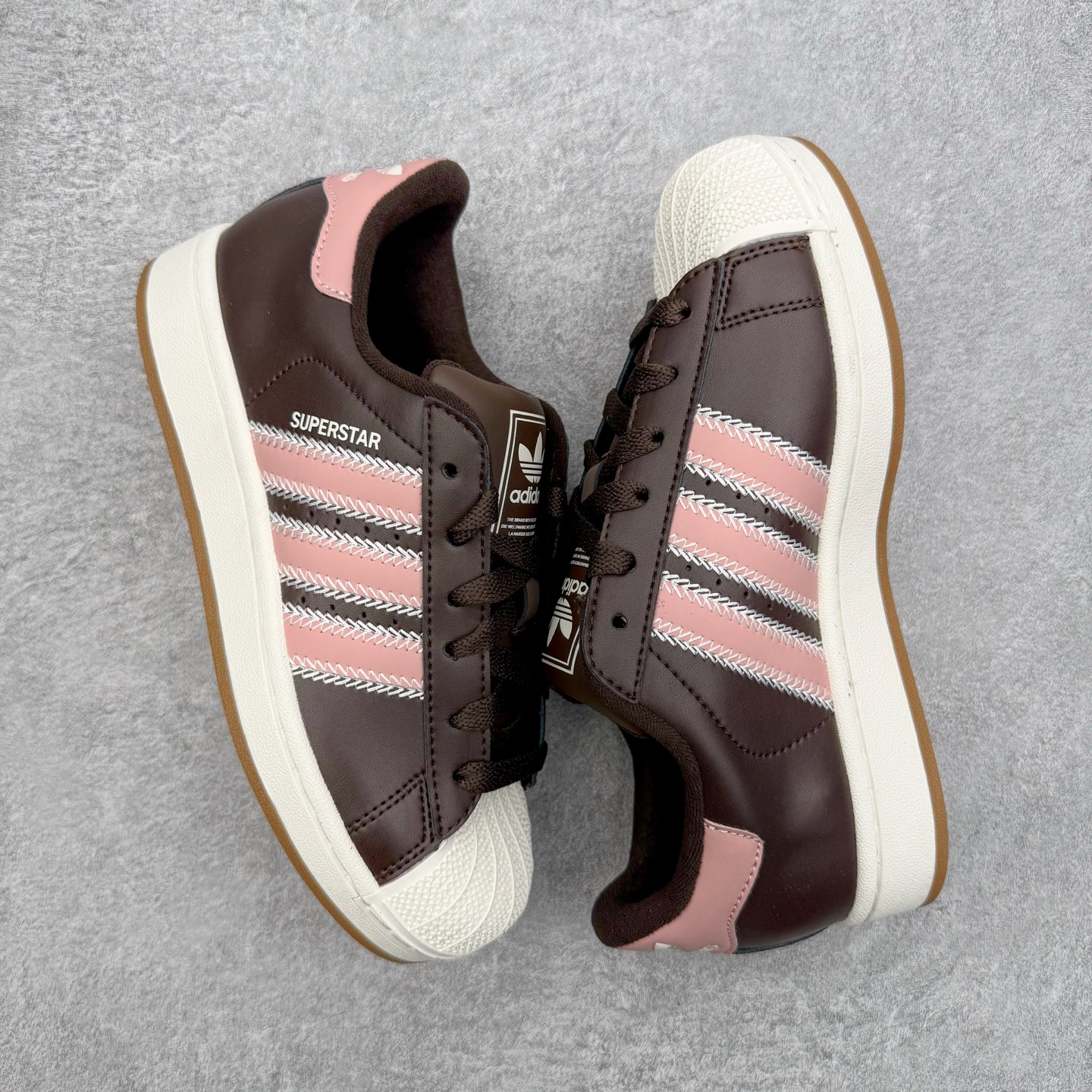 图片[3]-＃XP纯原套现福利 AD Originals Superstar 经典复古贝壳头板鞋 JP8167 诞生于1969年 是第一双将全皮面鞋 身与橡胶鞋头结合在一起的低帮篮球鞋 Superstar最开始 是作为高帮篮球鞋Pro Model的低帮版本而出现的 但因为其独特和醒目的橡胶鞋头造型而让大家熟知 被大家形象地称为\\\”shelltoe\\\”贝壳头 在70年代的美国职业篮球场上 接近3/4的NBA球员都将这双Superstar作为场上用鞋 80年代之后 经过不断的改良和发展 Superstar逐渐成为横跨时装、音乐、街头文化、休闲和运动等各大领域的时尚潮鞋 尺码：36 36.5 37 38 38.5 39 40 40.5 41 42 42.5 43 44 44.5 45-选品中心